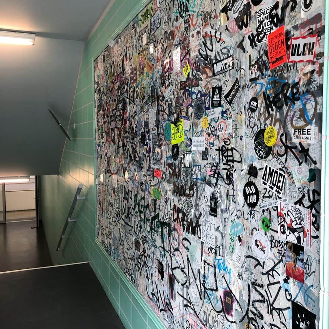 岡田育さんのインスタグラム写真 - (岡田育Instagram)「Museum = Station. The route itself gonna be a time travel. . 写真だとわかりづらいけど。一口に駅舎といっても新旧の歴史あり、乗客と駅務員でも見える景色が違うもの。順路によってそのすべてを探検体験させるような構造も非常に良かったです。 . . #hamburgerbahnhof #hamburgerbahnhofmuseum #ハンブルク駅現代美術館  #jackwhitten #matthewbarney #cremaster @staatlichemuseenzuberlin #berlin #ベルリン #stationmuseum」7月31日 22時35分 - okadaic