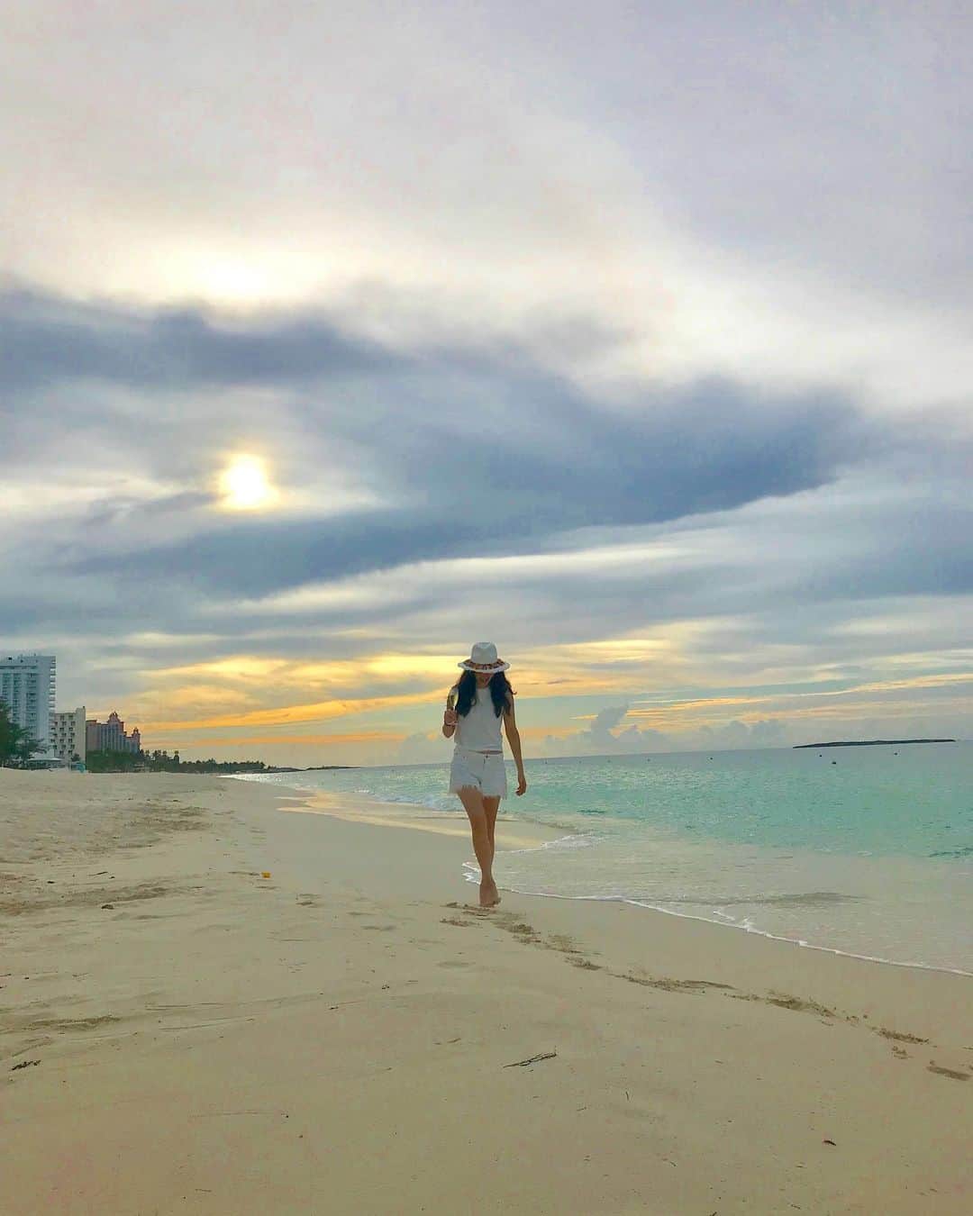 平山美春さんのインスタグラム写真 - (平山美春Instagram)「Sunset 🌅 ✨ . #sunset #bahamas #champagne  #trip #travel #travelgram #travelholic #travelporn #travelblogger #travelphotography #sea #carebbean #nassau #バハマ #旅 #旅行」7月31日 22時35分 - miharuhirayama