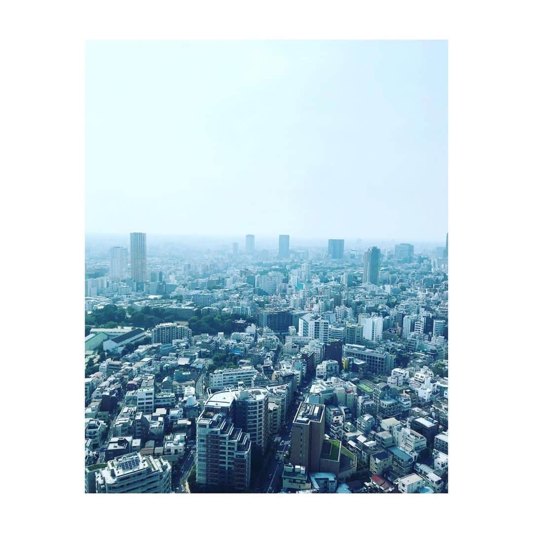 美保なな実さんのインスタグラム写真 - (美保なな実Instagram)「素敵な方達と、素敵なロケーションで、美味しいランチ😋🥩🍴 . . あまりにもトークに夢中で、さらに腹ペコすぎてお肉の写真撮り忘れた〜😱 . . 娘は2日連チャンで夫がランチタイム見てくれて。 すっっっごく感謝！ 友達とランチって言っても、娘いるとやっぱり落ち着かないからね😅 . でも次は娘も一緒に💛とも思ったり。 . . ママさんトークもできて勉強にもなったし、子育てに関係ない話もいっぱいできて、ホント気分転換🤩 . 皆んなに感謝感謝🙏🏻 . . . #kintan#ランチ#ママ友#全てが有難い😚#束の間の休息 #明日からまた頑張るよ」7月31日 22時35分 - nanami_mmm
