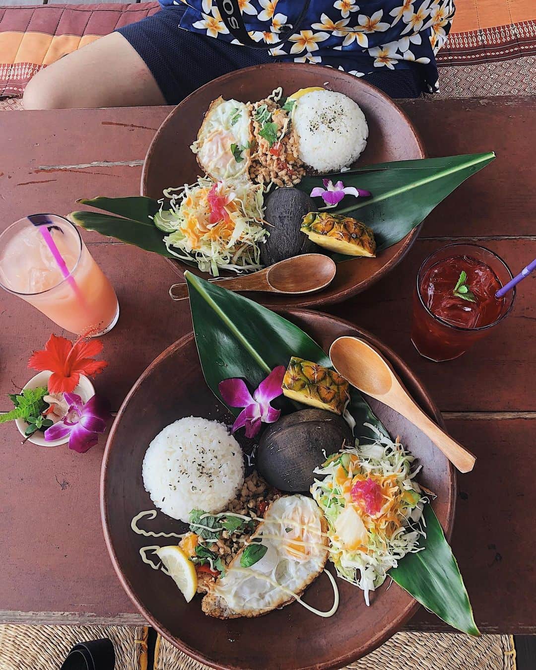 Julia Castroさんのインスタグラム写真 - (Julia CastroInstagram)「沖縄、やっぱり最高だった🌺 目まぐるしく過ぎてく毎日だけど沖縄にいると毎日、緑に癒されて時間を忘れて心が穏やかになる。 だから沖縄が大好き。 これから沖縄動画が続くので皆んなも動画を見てリフレッシュしてほしいな🌿🌿🌿 * #okinawa #japan #cafe #lunch #island #nature #green #flower #photography #tailandfood  #beautiful #photo #color #drink #沖縄 #旅 #旅行 #自然 #緑 #花 #ランチ #ガパオ #亜熱帯茶屋 #名護 #癒し #写真 #ご飯 #julistagram」7月31日 22時36分 - julia.c.0209