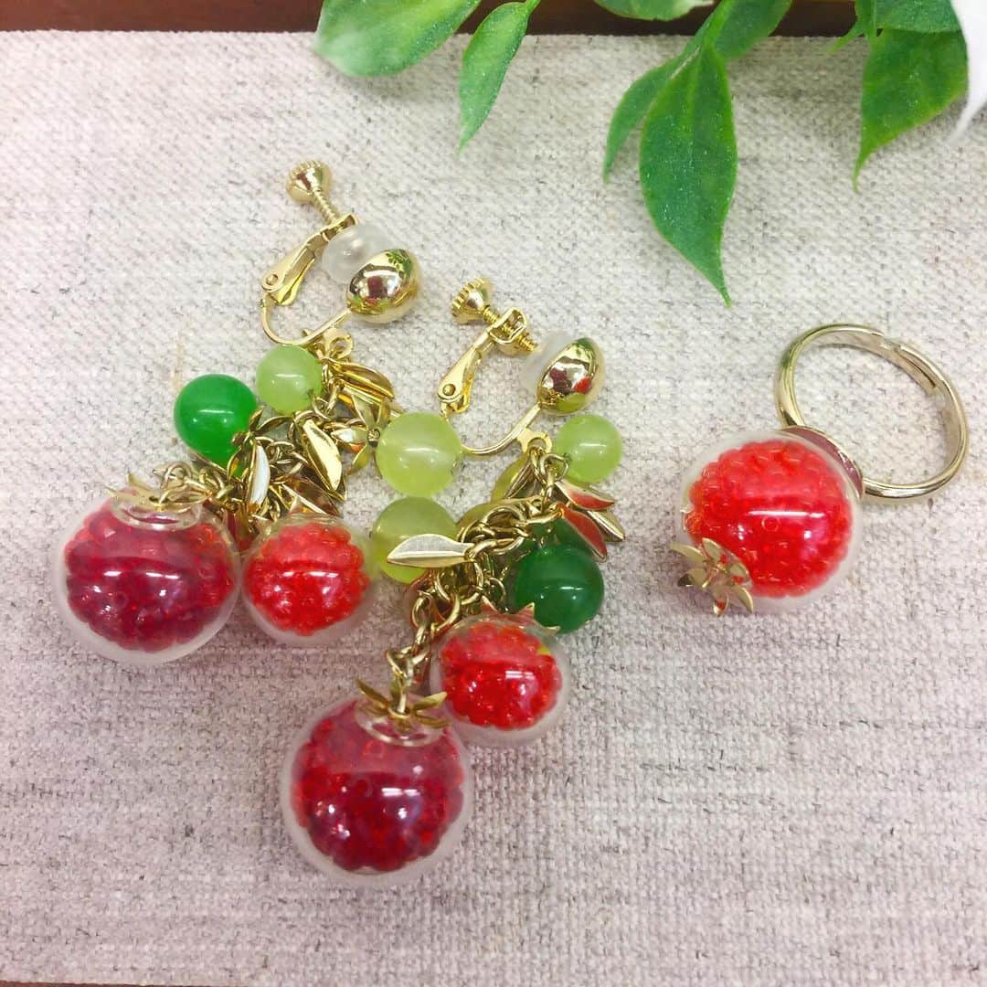 パーツクラブ Partsclub スタッフオリジナル商品さんのインスタグラム写真 - (パーツクラブ Partsclub スタッフオリジナル商品Instagram)「▶︎▶︎アミュプラザ博多店﻿ ﻿ ｢夏野菜アクセサリー｣﻿ ﻿ こんばんは！またまたアミュプラザ博多店です！( ¨̮ )✨←﻿ ﻿ こちらは｢夏野菜｣をテーマにアクセサリーを制作しました！🍅🍆🍺﻿ ﻿ トマトや茄子、枝豆、オクラ等…﻿ いくつ分かるでしょうか？？✨﻿ ﻿ 段々形になってくると可愛くて、作るところからとっても楽しいです！！﻿ ﻿ 可愛くてついつい食べたくなってしまうようなアクセサリー♡﻿ ﻿ 中にはピンワークだけで簡単にお作り頂けるものも御座いますので、ぜひぜひご挑戦ください･･´✨﻿ ﻿ 皆様のご来店、心よりお待ちしております♡♡﻿ ﻿ ✂︎−−−−−−−−−−−−−−−−−−−﻿ ✩ご案内✩﻿ アミュプラザ博多のショップブログにも作り方やスタッフ作品を載せておりますので、ぜひそちらもご覧ください( ¨̮ )↓↓﻿ https://www.jrhakatacity.com/shop/partsclub/﻿ ﻿ アミュプラザ博多店﻿ TEL☎️092-409-6682﻿ ﻿ #パーツクラブ #パーツクラブ公式アカウント #パーツクラブスタッフ #パーツクラブアミュプラザ博多店 #アミュプラザ博多店 #博多 #ハンドメイド #ハンドメイドアクセサリー #レジンアクセサリー #レジン #ピアス #イヤリング #リング  #夏野菜 #トマト #茄子 #オクラ #枝豆 #ビール #ハンバーガー ﻿ ﻿ #partsclub #partsclubstaff #handmade #ring #accessory #handmadeaccessory」7月31日 22時37分 - partsclub_staff