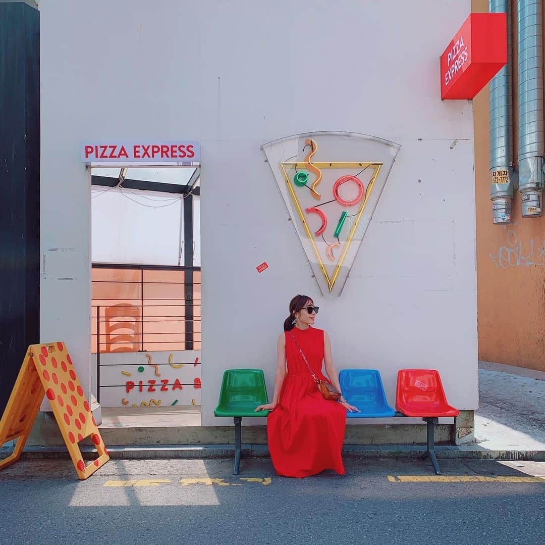 小祝麻里亜さんのインスタグラム写真 - (小祝麻里亜Instagram)「【PIZZA EXPRESS／グルメ ・新沙〜狎鴎亭 】 ． 世界的チェーン店のプチプラ ピザ屋さん🍕韓国はやはり インスタ映えスポットが多いなぁ〜👾💘💘 ． ． 行き方👉地下鉄3号線 狎鴎亭駅4番出口か、地下鉄3号線 新沙駅 8番出口が近いです。位置情報よりMAPみれます！ ． ． ＿＿＿＿＿＿＿＿＿＿＿ #travel#cafe #pizza #PIZZAEXPRESS #韓国#ソウル #韓国グルメ #韓国旅行  #旅スタグラム #狎鴎亭 #新沙 #カロスキル  #여행#여행기록 #여행스타그램  #스타그램 #피자익스프레스 #피자 #가로수길 #먹스타그램  #푸드스타그램」7月31日 22時52分 - maria_koiwai