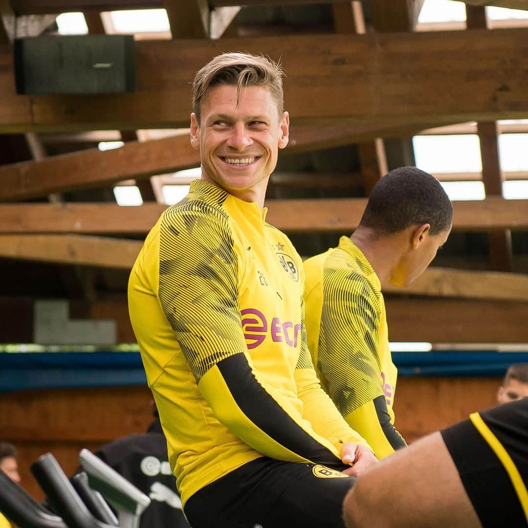 ボルシア・ドルトムントさんのインスタグラム写真 - (ボルシア・ドルトムントInstagram)「💆🏼‍♂️ Rest day looks like ... 👉☺️ #bvb #preseason #happyfaces #trainingcamp #badragaz #🇨🇭」7月31日 22時52分 - bvb09