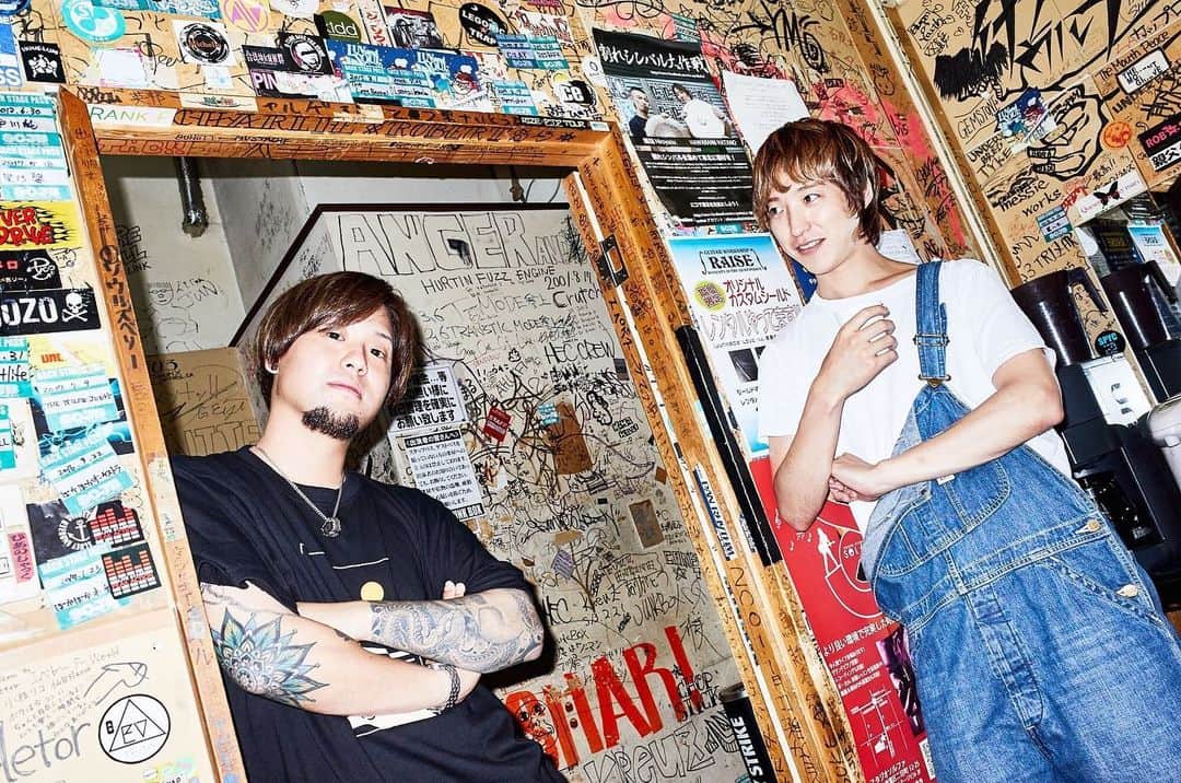 武井優心のインスタグラム：「レーベルナイト(ほとんど打ち上げかいっ)  ①タッキーとタッケイー ②武井と村上(テスラは泣かない。) ③金髪三匹(サカナモン森ちゃん) ④ノードラッグバギバキボーイズ(スタッフうさみさん) ⑤タッキーとタッケイー飲み編 ⑥結局ビンゴ出来たんかい ⑦ツーショットとか久々撮ったわい  #こうやって見るとスタッフさんと絡み多め  All Photo : SAKAI DAISUKE IRO OTOKO」