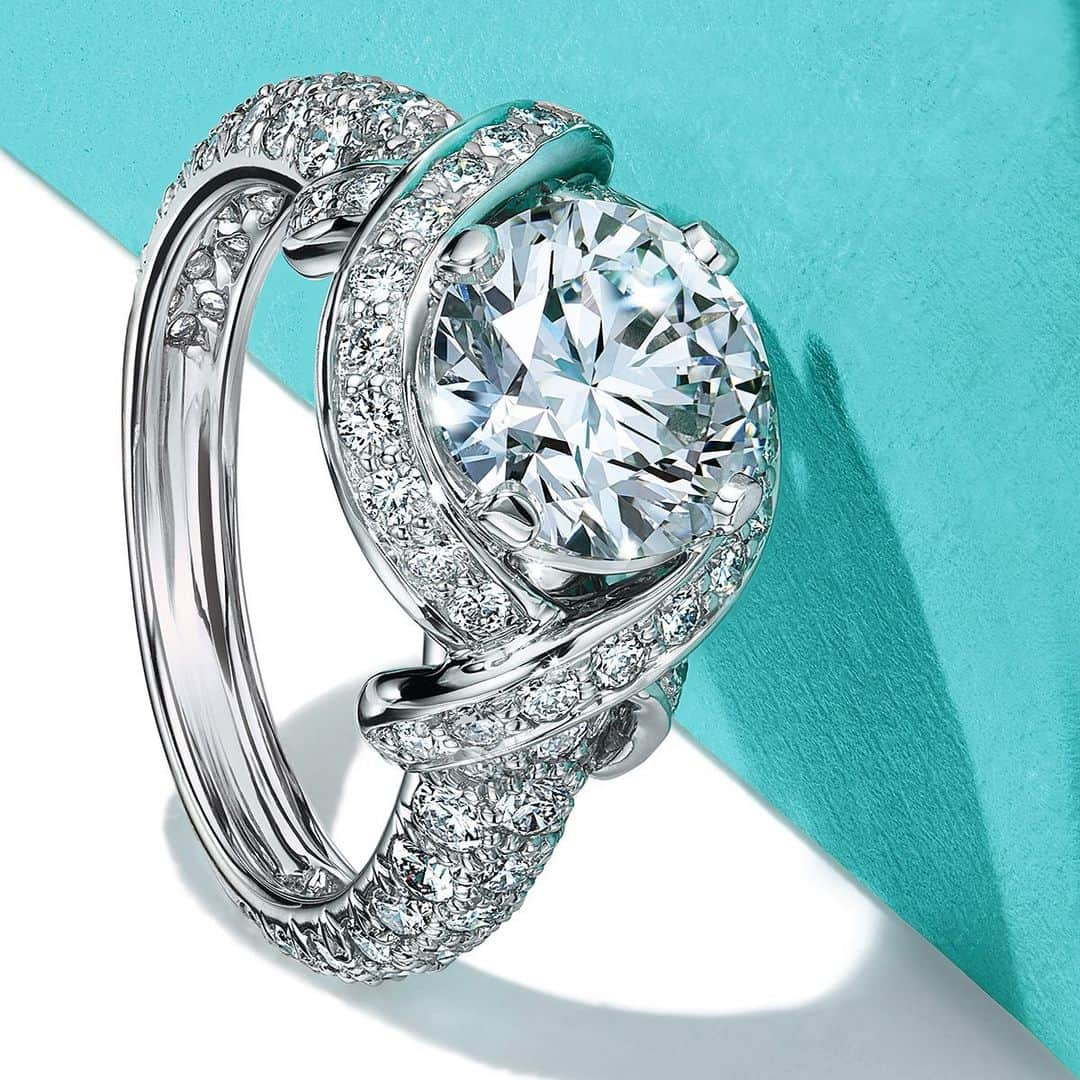 ティファニーさんのインスタグラム写真 - (ティファニーInstagram)「#TiffanyDiamonds101 ——— As a long-time leader in sustainable luxury, Tiffany advocates to advance ethical diamond sourcing practices globally. Unlike other jewelers, we obtain the majority of our diamonds and raw precious metals through direct sourcing relationships and from known mines and sources which operate in environmentally and socially responsible ways. In keeping with our commitment to responsible sourcing, we now provide provenance information for every newly sourced, individually registered diamond we set—a significant step for diamond transparency. Discover more via the link in bio. #TiffanyEngagement #TiffanyDiamonds #Tiffany #TiffanyAndCo」7月31日 22時46分 - tiffanyandco