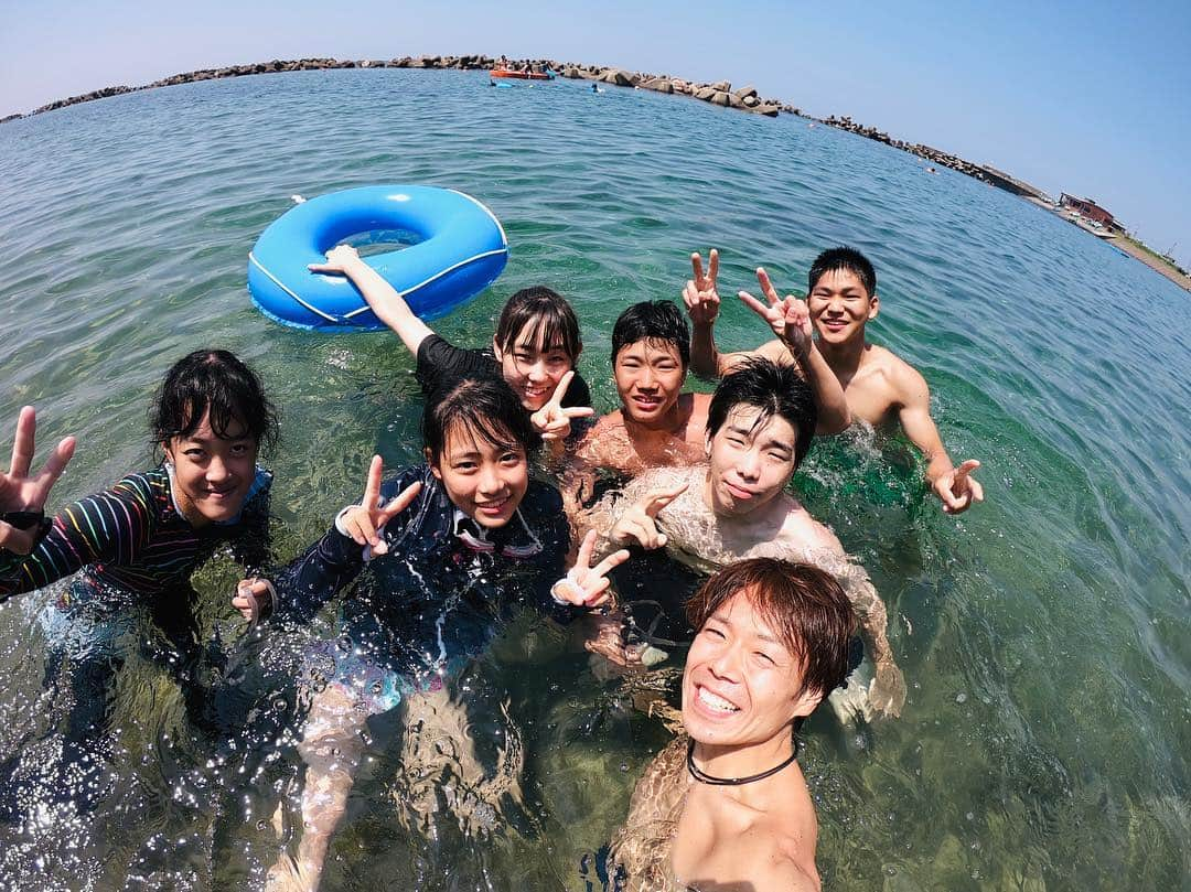 伊東秀和さんのインスタグラム写真 - (伊東秀和Instagram)「今年、初の海🏖 みんなとの毎年恒例！季節を感じる時間を最高に楽しみました😁天気にも恵まれたし、今年も一緒に行けて良かった〜✨ #福井 #海水浴 #晴天 #青空 #水中撮影 #gopro #goprohero7」7月31日 22時45分 - hide9a2019