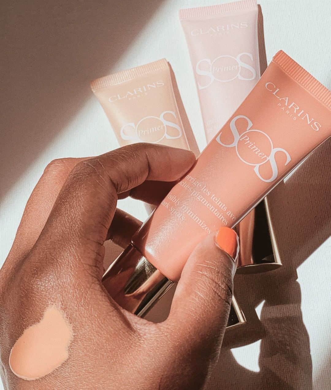 CLARINSさんのインスタグラム写真 - (CLARINSInstagram)「@iiroshnii reaches for SOS Primer in 03 Coral to minimize dark spots and even her complexion ✨ #MakeupHeroes #ClarinsMakeup」7月31日 22時46分 - clarinsusa