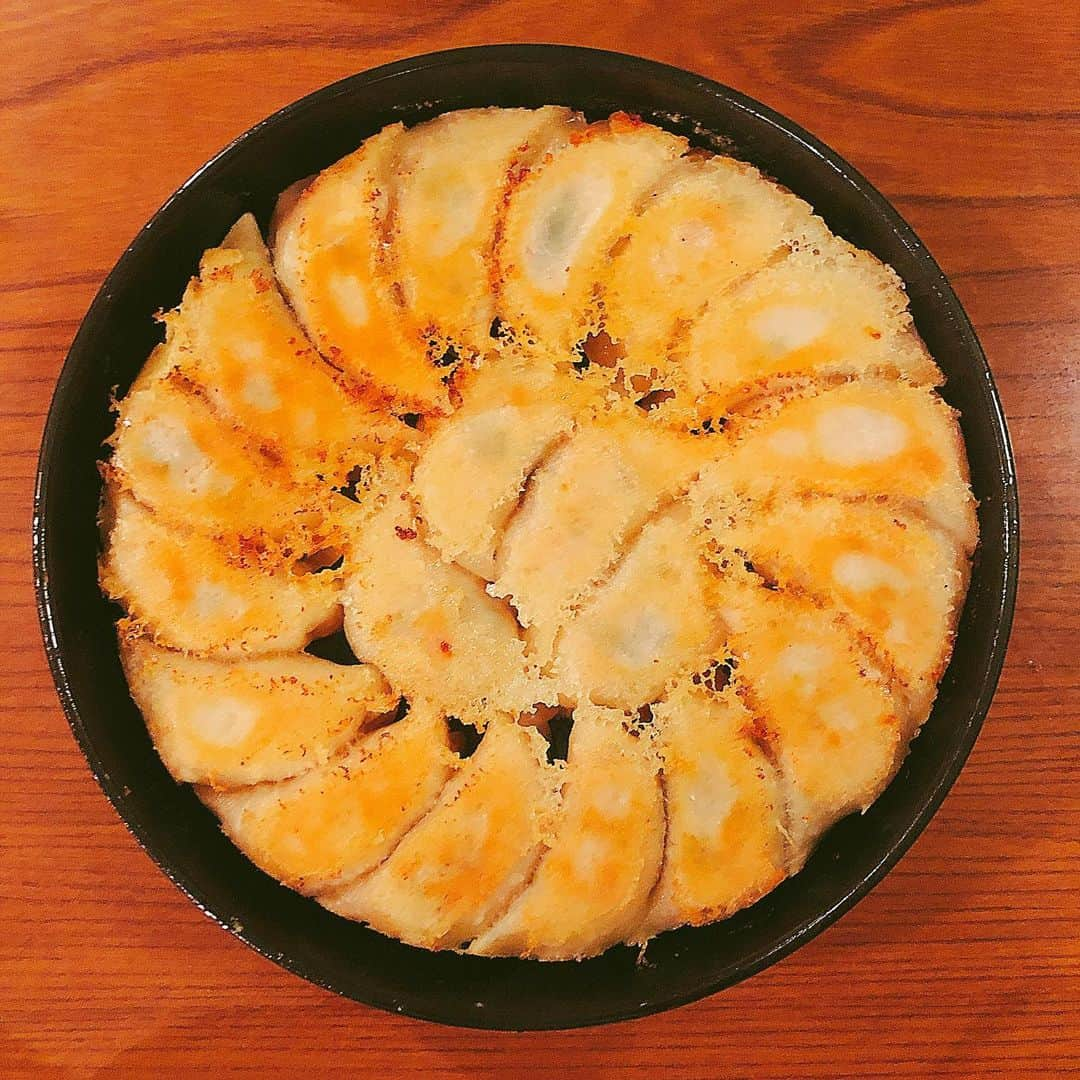 小峰みこさんのインスタグラム写真 - (小峰みこInstagram)「明日から台湾行くから餃子食べたよ🥟 あつあつ はふはふ って言っても日曜日の話だけどね🍴笑 . #餃子 #鉄鍋餃子 #gyoza #japanesefood #Lezat #Makan #食べスタグラム #ごはん #食べるの大好き #にんにく大好き」7月31日 22時47分 - mico_19911201