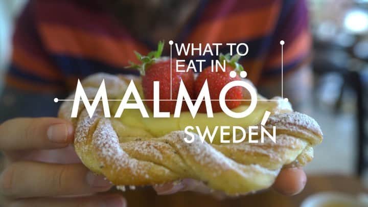 サイモンとマルティナのインスタグラム：「New video up now 🚨 We have finally finished editing our sponsored collab with @malmotown ✈️ Pack your bags, we’re hopping on a plane and flying over to the gorgeous Malmö (Sweden) to take you on a fika-filled-foodie-fiesta that is sure to make you feel #hygge from the bottom of your heart 💕You’ll just have to tune in to understand 😘 ps-> bring a snack 🍰」