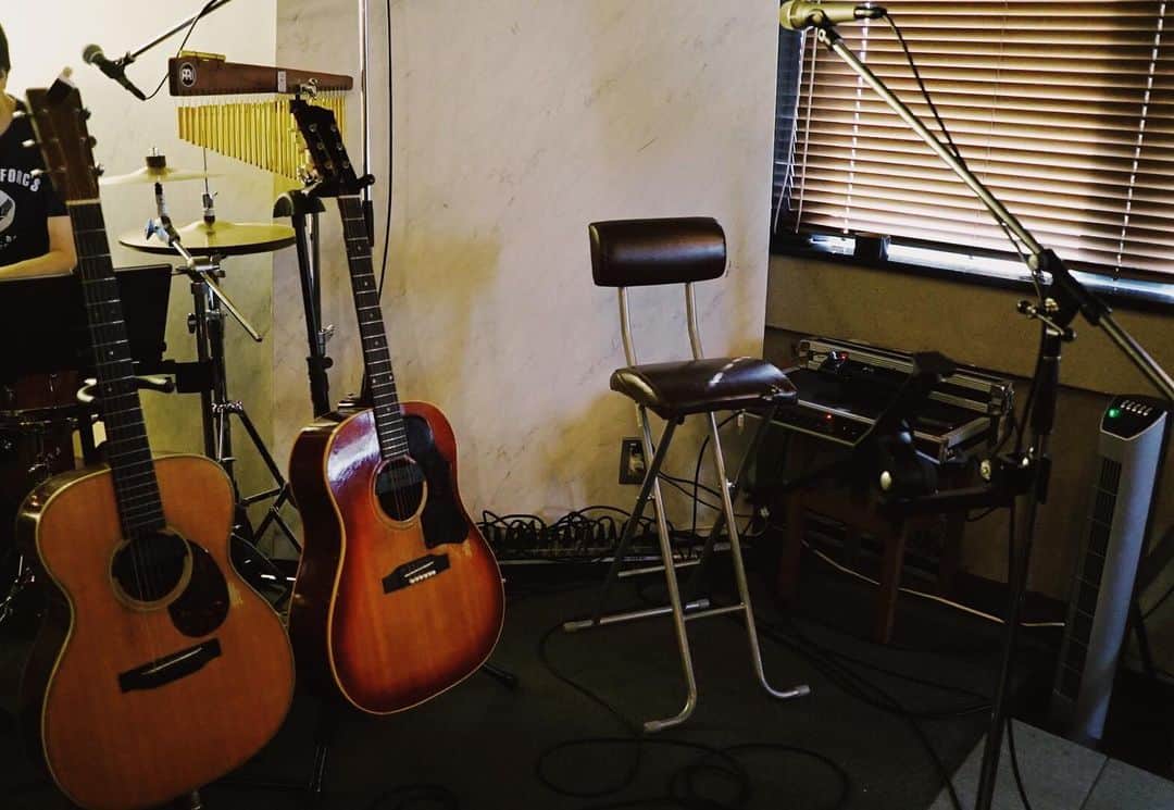 近藤薫のインスタグラム：「#櫻井里花 ワンマン終了！ 本日のギター、機材。  #acoustic #guitar は、  #Martin  OM-28  #Gibson  J-45（1963）  ピックアップシステムは、 M-Factory.  D.Iも、M-Factoryさんに 作ってもらったものです。」