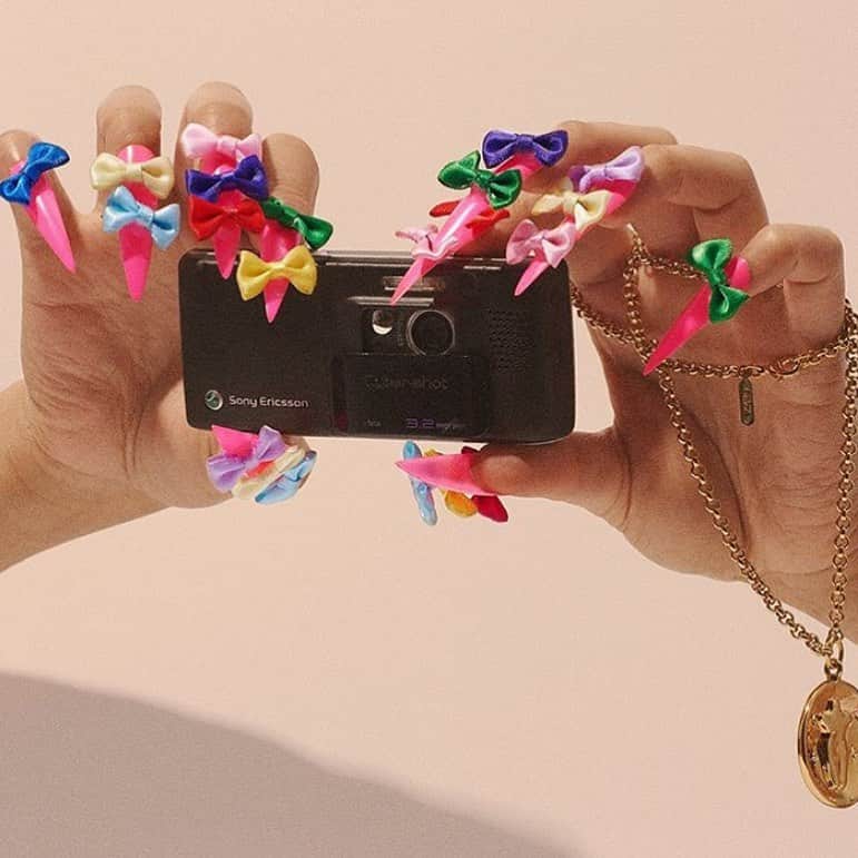 Mei Kawajiriさんのインスタグラム写真 - (Mei KawajiriInstagram)「Bow nails 💅🏻🎀🧸 for @interview_de #nailsbymei , photographer @theresealdgard , stylist @lisahnguyen , handmodel @stephhyang」7月31日 22時50分 - nailsbymei