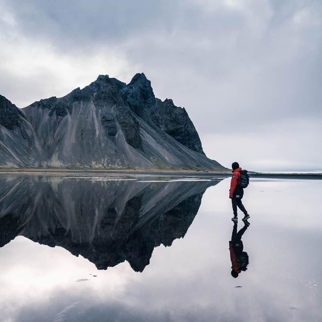 ライカさんのインスタグラム写真 - (ライカInstagram)「High winds in Stokknes, Iceland, left Mathieu Hulliger (@mathieu_hulliger) and his travel companions with no choice but to abandon camp in the early hours of the morning. As luck would have it, several hours later at dawn, they witnessed this low-tide, captured with the Leica Q and a perfect reflection on 2cm of salt water. Discover the Leica Q for yourself via the bio link.  #🔴📷 #LeicaQ #leica #leicacamera #leicagram #leicaphotography #leicaphoto #leica_world #leica_club #leicasociety #professionalphotography #iceland #stokknes #travelphotography #reflection #naturephotography #landscapephotography」7月31日 23時00分 - leica_camera