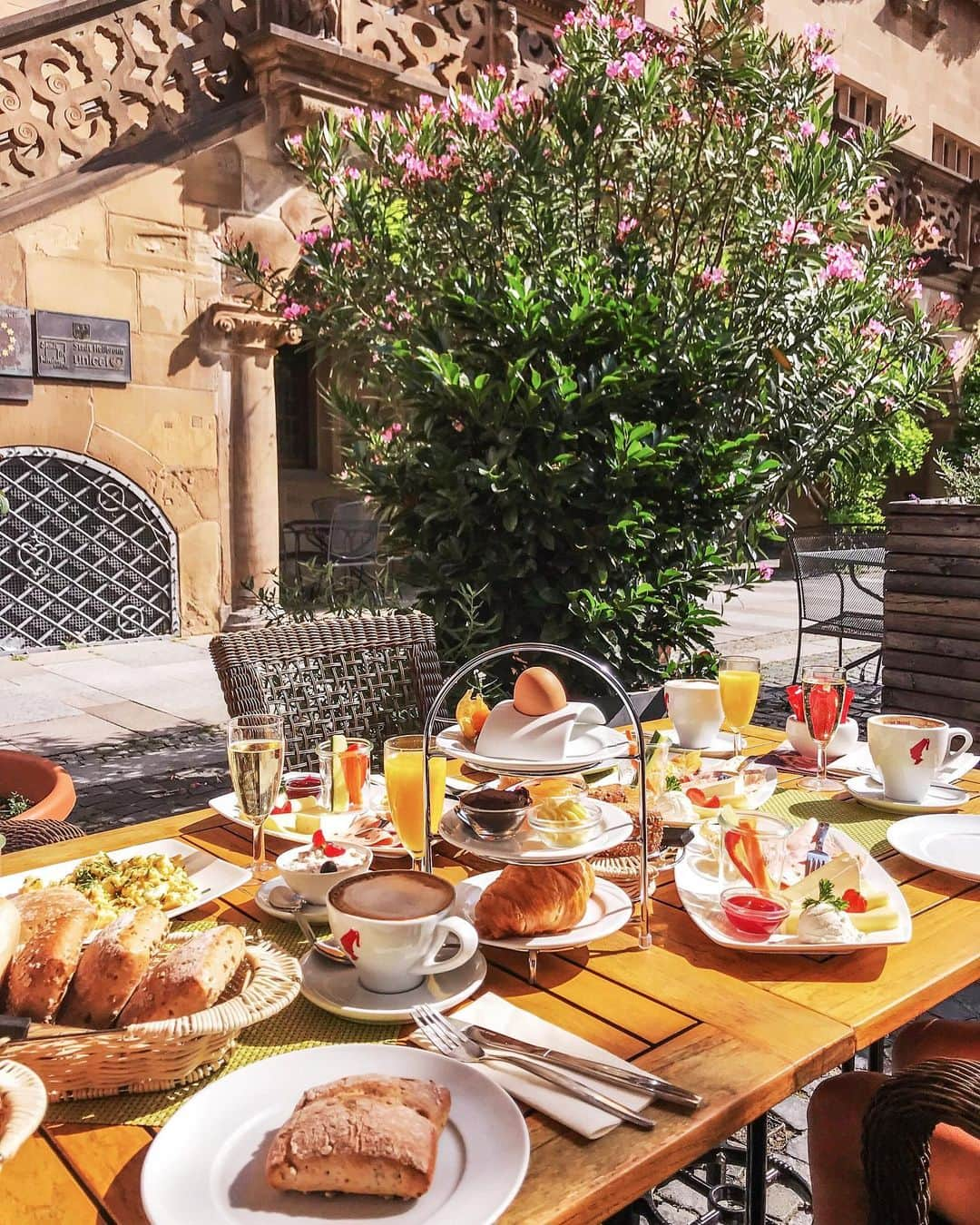 Anniさんのインスタグラム写真 - (AnniInstagram)「Brunch with friends is always a good idea 👫👫 „the perfect way to start the day....“ 💁🏻‍♀️🍞🍳+☕️ = ❤️ ——————————————————————————— • • • •  #blogger #inspiration #americanstyle #fashionblogger #food #essen #foodie #fashionblogger_de #blogger #inspo #girl #me #breakfast #breakfastideas #friends #frühstück #tumblr #pinterest」7月31日 23時00分 - annaleacosta