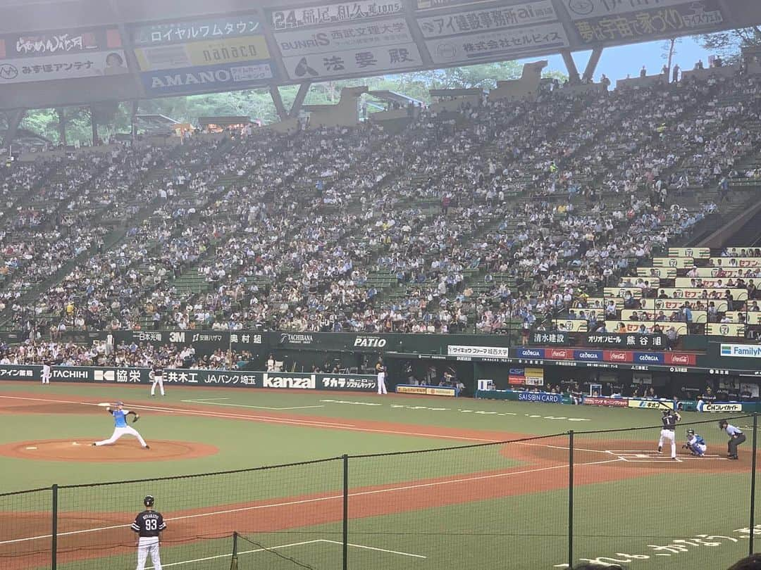 瑞羽奏都（水谷美月）さんのインスタグラム写真 - (瑞羽奏都（水谷美月）Instagram)「お初の西武ドームへ⚾️﻿ 久しぶりの野球観戦をポコちゃんと行ってきました😊﻿ 屋台や売店が盛り沢山で色々買って食べながらの観戦！！﻿ ポコちゃん野球初心者で、野球好きからしたらかなりの珍発言続出で、可愛かった💕﻿ ﻿ ライオンズvsホークス戦﻿ なかなか両チーム走者が塁に出るも点に繋がらない攻防が続く中、8回ライオンズの攻撃、2番の源田選手が出塁し、主軸がしっかり役目を果たして、ようやく2点先制。﻿ これがこの試合の決勝打となり試合終了でした。﻿ ﻿ それにしても1回裏…非常に長かった(笑)ホークスの先発スアレス、50球を投げてまして、満塁まで行ったのに、ライオンズチャンスをモノにできず…結果、このスアレス投手の1イニング50球で無失点はどうも怪記録になったそうです(笑)  しかしだな…今日は、本当に暑過ぎた😑ゆでダコになるかと思いましたよ…冷房苦手な私も、さすがにこの暑さには耐えられず、ついにクーラー使用開始しました😅﻿ ﻿ #プロ野球﻿ #埼玉西武ライオンズ﻿ #ソフトバンクホークス﻿ #西武ドーム  #宝塚og #十碧れいや  #瑞羽奏都 #水谷美月」7月31日 23時01分 - mizuki.m_mizuha