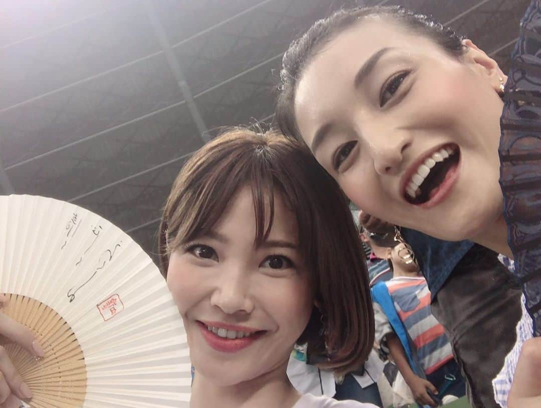 瑞羽奏都（水谷美月）さんのインスタグラム写真 - (瑞羽奏都（水谷美月）Instagram)「お初の西武ドームへ⚾️﻿ 久しぶりの野球観戦をポコちゃんと行ってきました😊﻿ 屋台や売店が盛り沢山で色々買って食べながらの観戦！！﻿ ポコちゃん野球初心者で、野球好きからしたらかなりの珍発言続出で、可愛かった💕﻿ ﻿ ライオンズvsホークス戦﻿ なかなか両チーム走者が塁に出るも点に繋がらない攻防が続く中、8回ライオンズの攻撃、2番の源田選手が出塁し、主軸がしっかり役目を果たして、ようやく2点先制。﻿ これがこの試合の決勝打となり試合終了でした。﻿ ﻿ それにしても1回裏…非常に長かった(笑)ホークスの先発スアレス、50球を投げてまして、満塁まで行ったのに、ライオンズチャンスをモノにできず…結果、このスアレス投手の1イニング50球で無失点はどうも怪記録になったそうです(笑)  しかしだな…今日は、本当に暑過ぎた😑ゆでダコになるかと思いましたよ…冷房苦手な私も、さすがにこの暑さには耐えられず、ついにクーラー使用開始しました😅﻿ ﻿ #プロ野球﻿ #埼玉西武ライオンズ﻿ #ソフトバンクホークス﻿ #西武ドーム  #宝塚og #十碧れいや  #瑞羽奏都 #水谷美月」7月31日 23時01分 - mizuki.m_mizuha