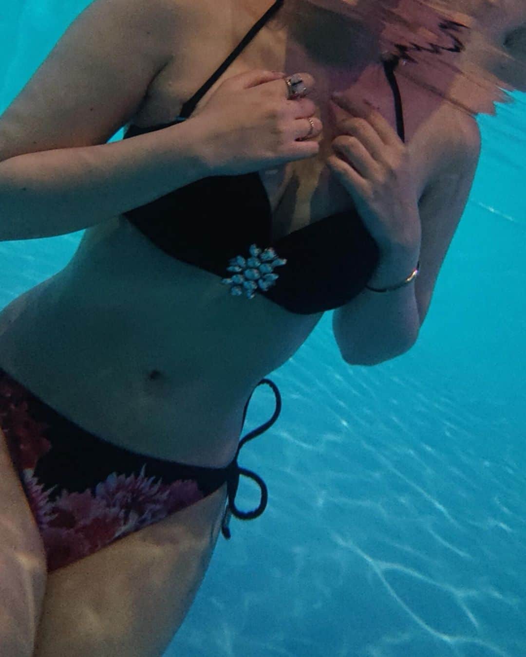 福井柑奈さんのインスタグラム写真 - (福井柑奈Instagram)「盛ってください！ でお願いしました笑 . しかも水中カメラすごいよなぁぁぁ りのちゃんありがとうござるです😊💕 水中でもマッサージwww . ナイトプールはやはりいいですね♡ ゆっくりできる♡ . #ナイトプール #ホテルニューオータニ #ニューオータニ東京 #水着 #hotelpool #Tokyo #selfie #swimwear #followme #instagood #instagramer #❤️」7月31日 22時53分 - kanna_fukui
