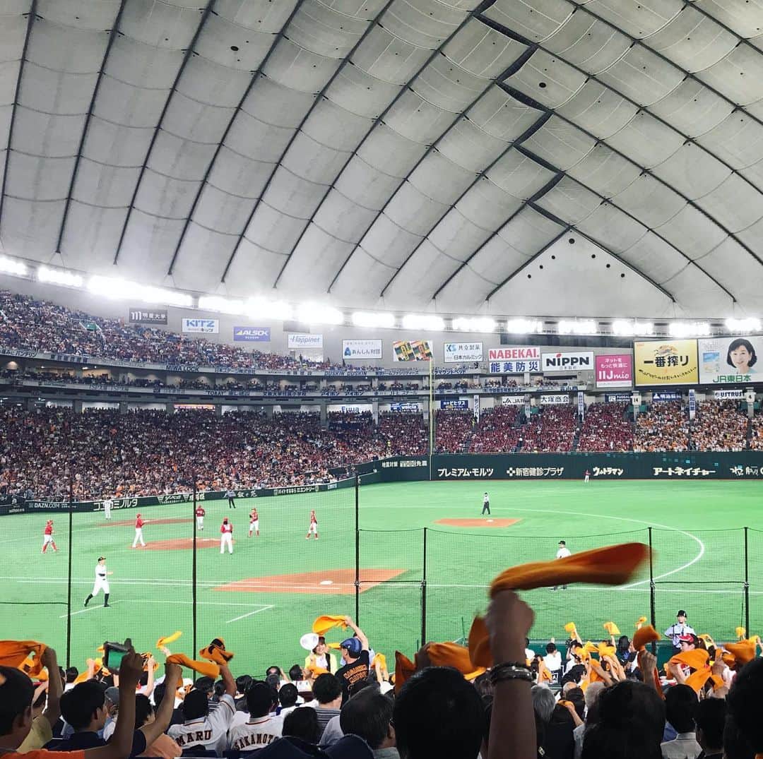 のインスタグラム：「#東京ドーム にて #プロ野球 観戦⚾️‼️とっても良いお席にお招きいただき感激でした😆 巨人ファンの母に見せたい景色✨✨」