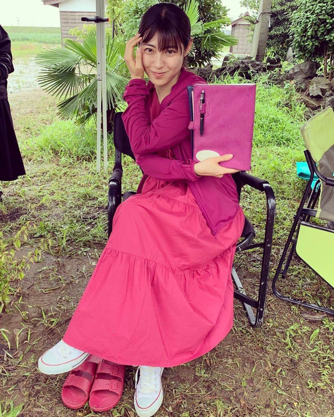 瀧本美織さんのインスタグラム写真 - (瀧本美織Instagram)「衣装と衣装と台本カバーがおそろしく息ぴったりでした👶🏻✨お知らせできる日を楽しみにしています🥳💓 #shooting#ある日の私#風強かったぁ」7月31日 23時10分 - mioritakimoto_official