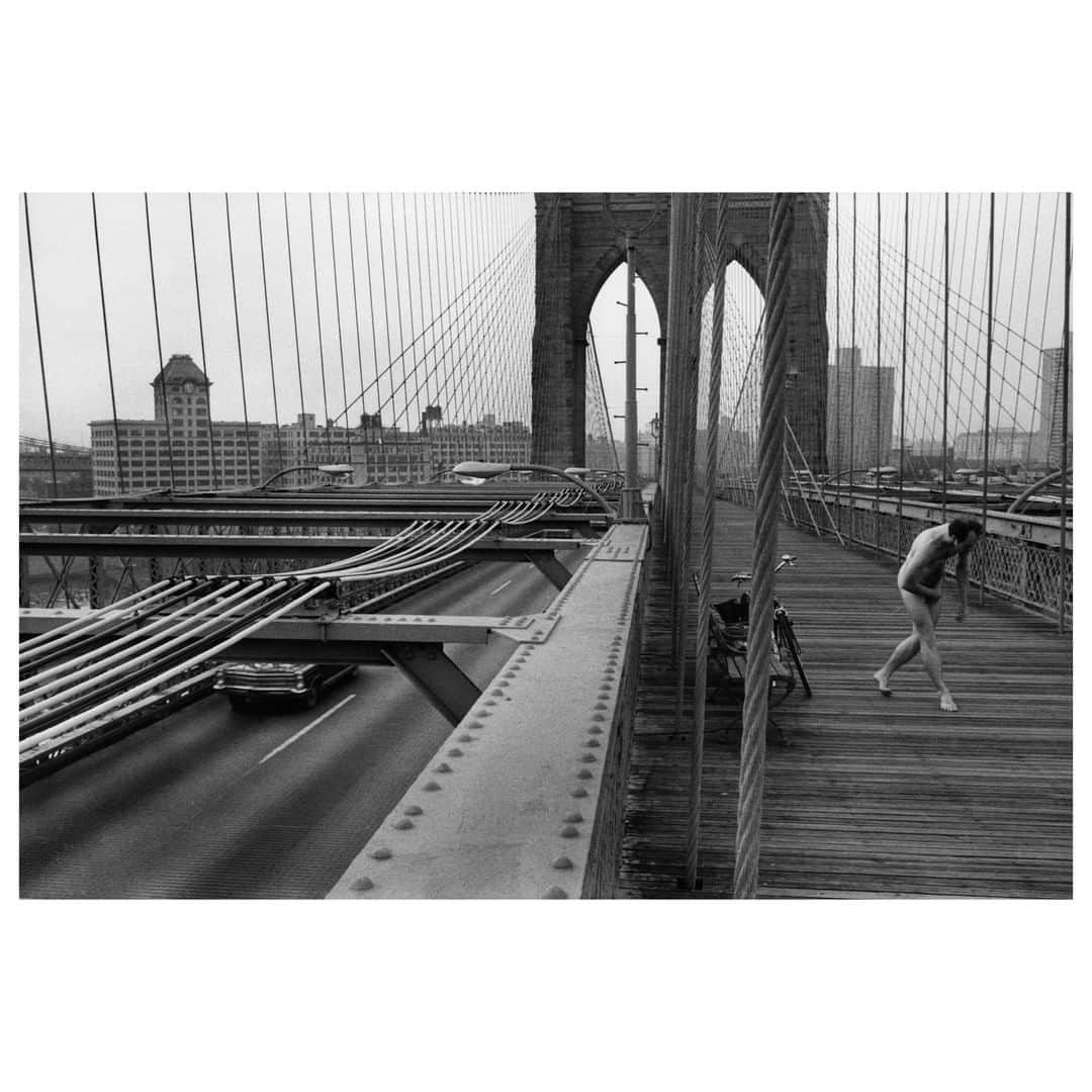 Magnum Photosさんのインスタグラム写真 - (Magnum PhotosInstagram)「#FromtheArchive Brooklyn Bridge. New York City. USA. 1969. . © @richardkalvar/#MagnumPhotos . #RichardKalvar #streetphotography」7月31日 23時01分 - magnumphotos