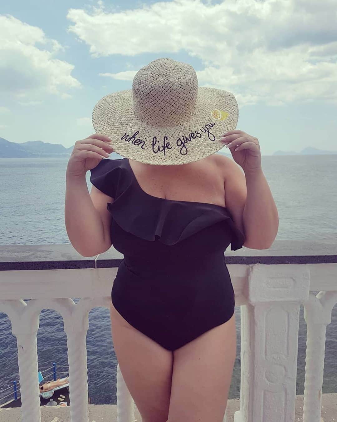 H&Mさんのインスタグラム写真 - (H&MInstagram)「When life gives you the perfect beach outfit, you better enjoy it like @mary.ro84! 🌊 #HM #HMxME #regram  Swimsuit: 0743604003 Hat: 0745267001」7月31日 23時03分 - hm
