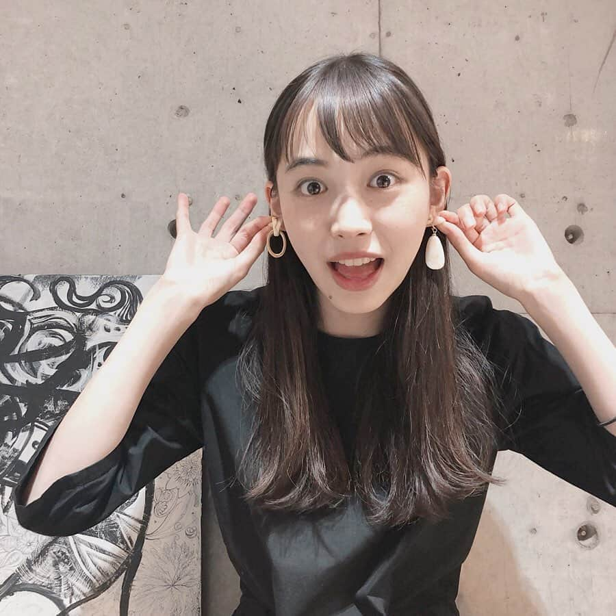 井桁弘恵さんのインスタグラム写真 - (井桁弘恵Instagram)「ㅤㅤㅤㅤㅤㅤㅤㅤㅤㅤㅤㅤㅤ 夜、美容室に行って 髪整えてもらってる間外してて 帰りに、さぁ付けよう！と思った時に 気づきました。 イヤリングが左右違うものをつけていたことに。 ㅤㅤㅤㅤㅤㅤㅤㅤㅤㅤㅤㅤㅤ 一日中全く違うイヤリングを付けてました🙄 気づかなかった自分にびっくりだし 会った人だれも教えてくれなかったことにもびっくり🙄 ㅤㅤㅤㅤㅤㅤㅤㅤㅤㅤㅤㅤㅤ そんな1日でした✌🏻 次は靴下左右違うの履かないように 気をつけよ。 ㅤㅤㅤㅤㅤㅤㅤㅤㅤㅤㅤㅤㅤ @works_daisuke  ありがとうございました☺︎」7月31日 23時04分 - igetahiroe23