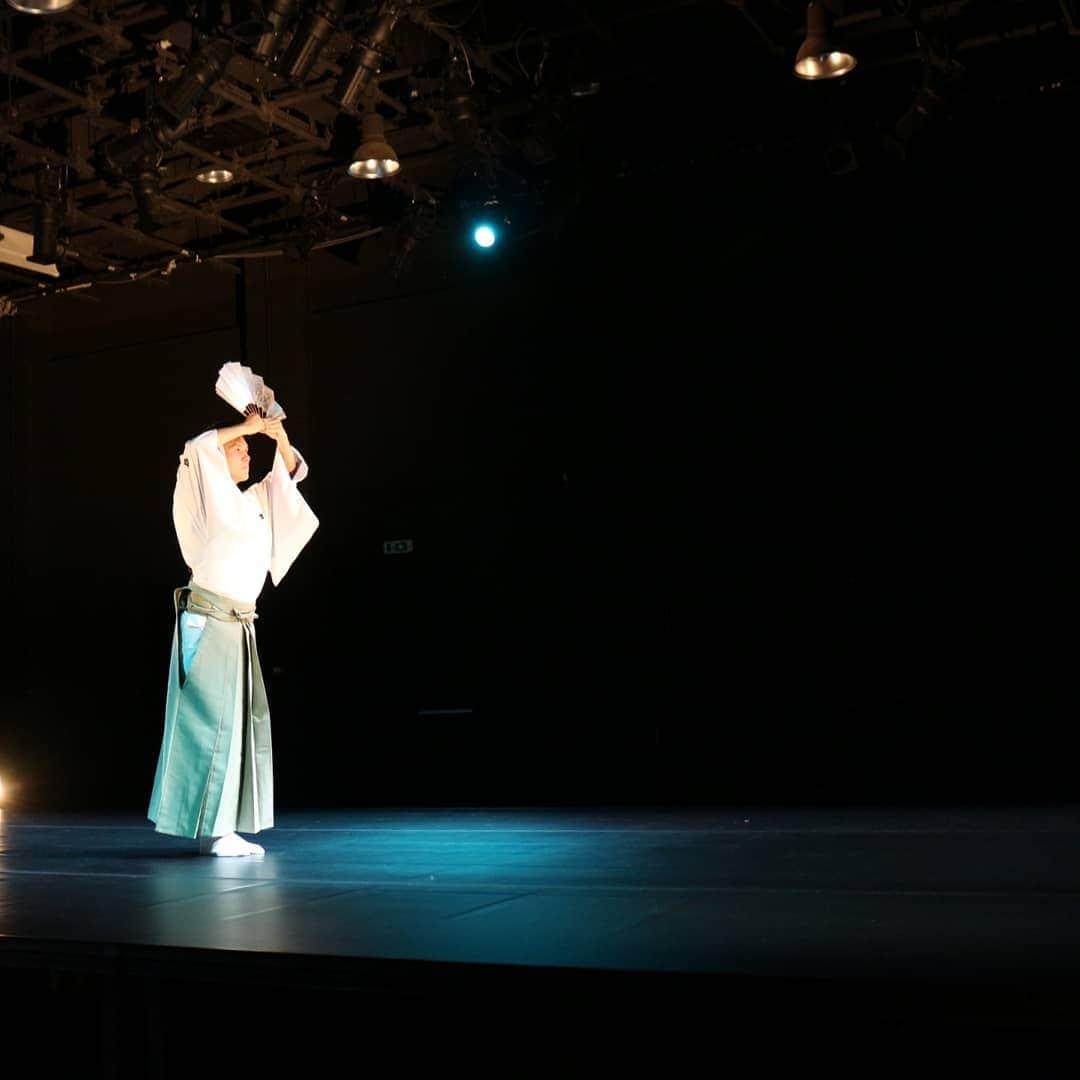 梅川壱ノ介（舞踊家）のインスタグラム：「【新作オイディプス王】  花柳流家元、花柳壽輔さまに監修して頂き、新作オイディプス王を踊らせて頂きました。  ギリシャで踊る、オイディプス王にはとても意味があるように感じました。その国の文化、歴史を知り、体現することができ、とても幸せでした。  本当にありがとうございました。  #花柳壽輔  #梅川壱ノ介  #日本舞踊  #オイディプス王  #悲劇 #ギリシャ #アテネ」