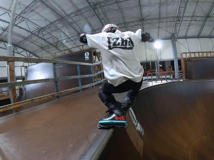 安床武士のインスタグラム：「9 years old #bladies @mei_mei_1126_ !! Nice style and Nice @lzbn_official Tee⚡️⚡️⚡️ #goprojp #goprohero7 #gskatepark #inlineskate #rollerblading #LZBN #インラインスケート #ローラーブレード #グラインドのスタイルの完成度が高い #これに漕ぐ力もつけば凄い事になる #GoProアプリが進化してアプリ内で編集が可能に #便利」