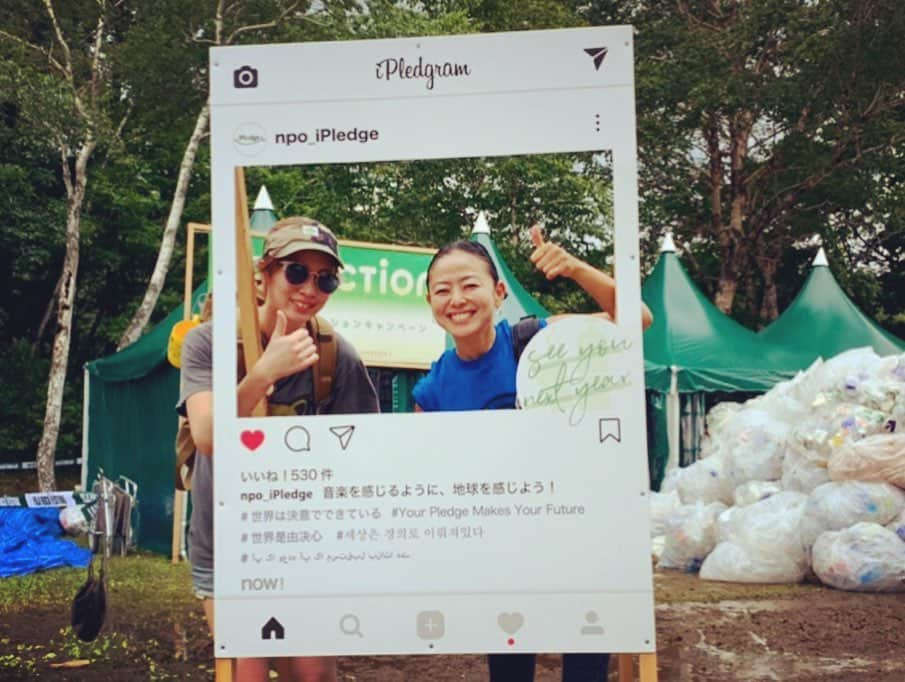 高松いくさんのインスタグラム写真 - (高松いくInstagram)「夢だったのかなぁ。。#fujirockfestival  最後に、みんなと撮った写真を ここに残させて下さい😊❤️ 地球🌏を、人生をEnjoyする大人‼️ 改めて、皆さんを目指したいと強く思いました‼️ いろいろあるけど(悩みないと思われてるけどww) 突き進む道がハッキリクッキリしました。 仕事もプライベートも。 皆さんといると自分の進みたい道へ、 こうした方がいい！っと言われるのではなく、言葉じゃなく、自分らしく生きる事を背中押される。 自分が自分らしく、 のびのびとここで働かせて頂けた事、 いつもの『ヨガインストラクター』という職業ではなく 🐒 『高松いく』の素でいた3日間でした。  どちらも好きです。 でも、両方私には必要だなと感じました。 そんな私でいいと、おっしゃってくださる優しさに、甘えてこれからもこのままの自分で皆さんとご一緒させて下さい❤️ * 仕事も、遊びも、これからも 学ばせてください‼️ 固いか。。 また一緒に遊んでください‼️ 働かせて下さい‼️(千と千尋風)  とっっても大好きです❤️ (全世界ネットでラブレター💌) ありがとうございました🙏✨ * * *  #尊敬する人 #感謝 #大袈裟じゃない  #ラブレター #大好き #人生の先輩 #遊びの師匠 #仕事の師匠  #憧れ #遊び #仕事 #学ばせていただきます #出逢い #love  #fujirock #fujirock2019 #rocks #nomusicnolife」7月31日 23時07分 - iku_takamatsu_trip_sup_yoga