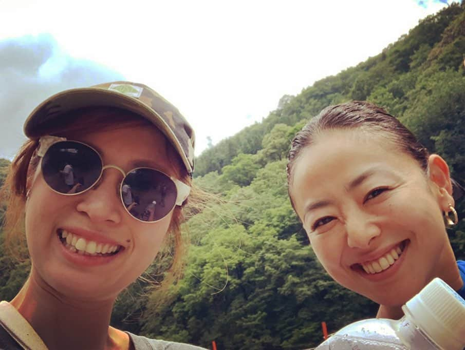 高松いくさんのインスタグラム写真 - (高松いくInstagram)「夢だったのかなぁ。。#fujirockfestival  最後に、みんなと撮った写真を ここに残させて下さい😊❤️ 地球🌏を、人生をEnjoyする大人‼️ 改めて、皆さんを目指したいと強く思いました‼️ いろいろあるけど(悩みないと思われてるけどww) 突き進む道がハッキリクッキリしました。 仕事もプライベートも。 皆さんといると自分の進みたい道へ、 こうした方がいい！っと言われるのではなく、言葉じゃなく、自分らしく生きる事を背中押される。 自分が自分らしく、 のびのびとここで働かせて頂けた事、 いつもの『ヨガインストラクター』という職業ではなく 🐒 『高松いく』の素でいた3日間でした。  どちらも好きです。 でも、両方私には必要だなと感じました。 そんな私でいいと、おっしゃってくださる優しさに、甘えてこれからもこのままの自分で皆さんとご一緒させて下さい❤️ * 仕事も、遊びも、これからも 学ばせてください‼️ 固いか。。 また一緒に遊んでください‼️ 働かせて下さい‼️(千と千尋風)  とっっても大好きです❤️ (全世界ネットでラブレター💌) ありがとうございました🙏✨ * * *  #尊敬する人 #感謝 #大袈裟じゃない  #ラブレター #大好き #人生の先輩 #遊びの師匠 #仕事の師匠  #憧れ #遊び #仕事 #学ばせていただきます #出逢い #love  #fujirock #fujirock2019 #rocks #nomusicnolife」7月31日 23時07分 - iku_takamatsu_trip_sup_yoga