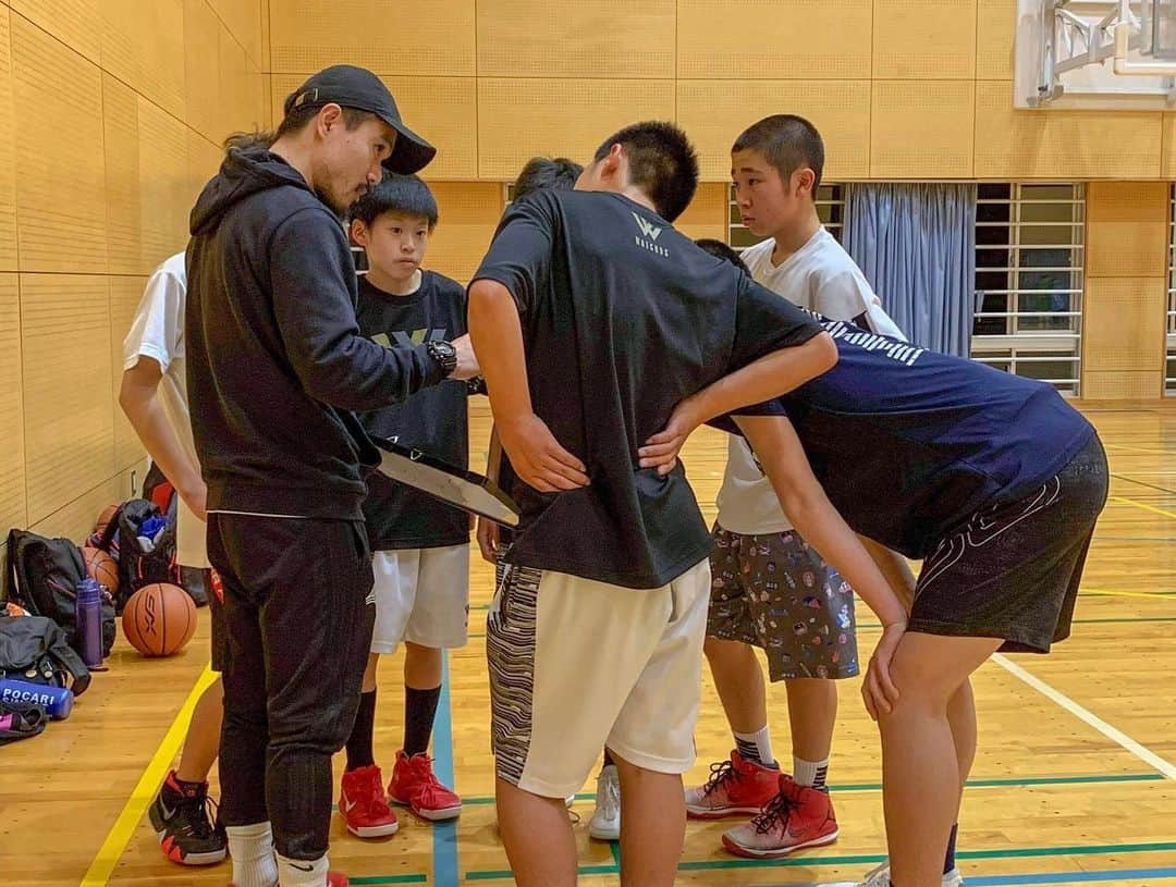 青木康平さんのインスタグラム写真 - (青木康平Instagram)「今日県大会が終わりましたね！ もう引退した中学3年生の子達の挑戦をお待ちしてます！！ もちろん中学1年、2年生も！  女子は人数が集まれば活動始めます！  よろしくお願いします！ 【Watch&C クラブチームU-15男女のトライアウトを開催します‼️】 【日時】 🏀8月7日(水曜日) 【資格条件】 🏀中学校1年生〜中学校3年生(男女) 【場所】 🏀南区の中学校 (詳細は下記のメールアドレスからお問い合わせ下さい) 【時間】 🏀19:30〜21:30  今後のバスケ界はアンダーカテゴリーはクラブチーム化する動きです。 ただ福岡の現状としてはまだまだ部活文化でもあります。 クラブチームに入る事に躊躇される事も理解しています。 現在のルールではクラブと部活の掛け持ち大丈夫です。  Bリーグのユースチームもほとんどが部活と掛け持ちなのが現状です。  この現状を踏まえてWatch&Cのクラブチームでも掛け持ちをOKとします。 またクラブチームに入ったとしても部活を優先されても構いません。  このクラブチームを通じて子供達が次のステージに行くキッカケになればと思っています。  コーチも自身のプロ経験をもとに指導を行っています。 日本人が世界に勝つ為に必要な要素を、また小さい選手でも通用するスキル、またこの年代に必要なバスケットスキルや知識を学んで欲しいと思っています。 現在のバスケットは進化しています。 このクラブチームでは、チームの型にはめるのではなく、個性を活かすチーム作りをしています。コーチ陣も日々勉強をしながら子供達と一緒に成長して行きたいと思います。  是非この機会にトライアウトにチャレンジしてみてください！ 🏀お問い合わせは下記のメールアドレスから⬇️ watchandc092@yahoo.co.jp  沢山のチャレンジャーをお待ちしています！！！」7月31日 23時08分 - cohey11