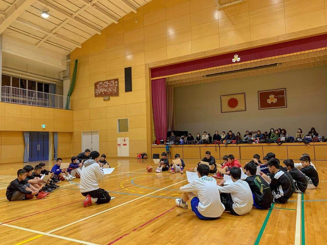 青木康平さんのインスタグラム写真 - (青木康平Instagram)「今日県大会が終わりましたね！ もう引退した中学3年生の子達の挑戦をお待ちしてます！！ もちろん中学1年、2年生も！  女子は人数が集まれば活動始めます！  よろしくお願いします！ 【Watch&C クラブチームU-15男女のトライアウトを開催します‼️】 【日時】 🏀8月7日(水曜日) 【資格条件】 🏀中学校1年生〜中学校3年生(男女) 【場所】 🏀南区の中学校 (詳細は下記のメールアドレスからお問い合わせ下さい) 【時間】 🏀19:30〜21:30  今後のバスケ界はアンダーカテゴリーはクラブチーム化する動きです。 ただ福岡の現状としてはまだまだ部活文化でもあります。 クラブチームに入る事に躊躇される事も理解しています。 現在のルールではクラブと部活の掛け持ち大丈夫です。  Bリーグのユースチームもほとんどが部活と掛け持ちなのが現状です。  この現状を踏まえてWatch&Cのクラブチームでも掛け持ちをOKとします。 またクラブチームに入ったとしても部活を優先されても構いません。  このクラブチームを通じて子供達が次のステージに行くキッカケになればと思っています。  コーチも自身のプロ経験をもとに指導を行っています。 日本人が世界に勝つ為に必要な要素を、また小さい選手でも通用するスキル、またこの年代に必要なバスケットスキルや知識を学んで欲しいと思っています。 現在のバスケットは進化しています。 このクラブチームでは、チームの型にはめるのではなく、個性を活かすチーム作りをしています。コーチ陣も日々勉強をしながら子供達と一緒に成長して行きたいと思います。  是非この機会にトライアウトにチャレンジしてみてください！ 🏀お問い合わせは下記のメールアドレスから⬇️ watchandc092@yahoo.co.jp  沢山のチャレンジャーをお待ちしています！！！」7月31日 23時08分 - cohey11