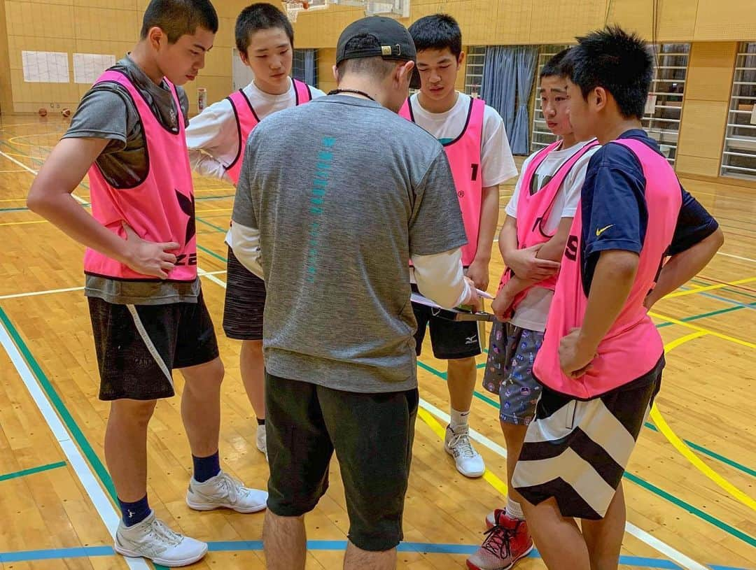 青木康平さんのインスタグラム写真 - (青木康平Instagram)「今日県大会が終わりましたね！ もう引退した中学3年生の子達の挑戦をお待ちしてます！！ もちろん中学1年、2年生も！  女子は人数が集まれば活動始めます！  よろしくお願いします！ 【Watch&C クラブチームU-15男女のトライアウトを開催します‼️】 【日時】 🏀8月7日(水曜日) 【資格条件】 🏀中学校1年生〜中学校3年生(男女) 【場所】 🏀南区の中学校 (詳細は下記のメールアドレスからお問い合わせ下さい) 【時間】 🏀19:30〜21:30  今後のバスケ界はアンダーカテゴリーはクラブチーム化する動きです。 ただ福岡の現状としてはまだまだ部活文化でもあります。 クラブチームに入る事に躊躇される事も理解しています。 現在のルールではクラブと部活の掛け持ち大丈夫です。  Bリーグのユースチームもほとんどが部活と掛け持ちなのが現状です。  この現状を踏まえてWatch&Cのクラブチームでも掛け持ちをOKとします。 またクラブチームに入ったとしても部活を優先されても構いません。  このクラブチームを通じて子供達が次のステージに行くキッカケになればと思っています。  コーチも自身のプロ経験をもとに指導を行っています。 日本人が世界に勝つ為に必要な要素を、また小さい選手でも通用するスキル、またこの年代に必要なバスケットスキルや知識を学んで欲しいと思っています。 現在のバスケットは進化しています。 このクラブチームでは、チームの型にはめるのではなく、個性を活かすチーム作りをしています。コーチ陣も日々勉強をしながら子供達と一緒に成長して行きたいと思います。  是非この機会にトライアウトにチャレンジしてみてください！ 🏀お問い合わせは下記のメールアドレスから⬇️ watchandc092@yahoo.co.jp  沢山のチャレンジャーをお待ちしています！！！」7月31日 23時08分 - cohey11