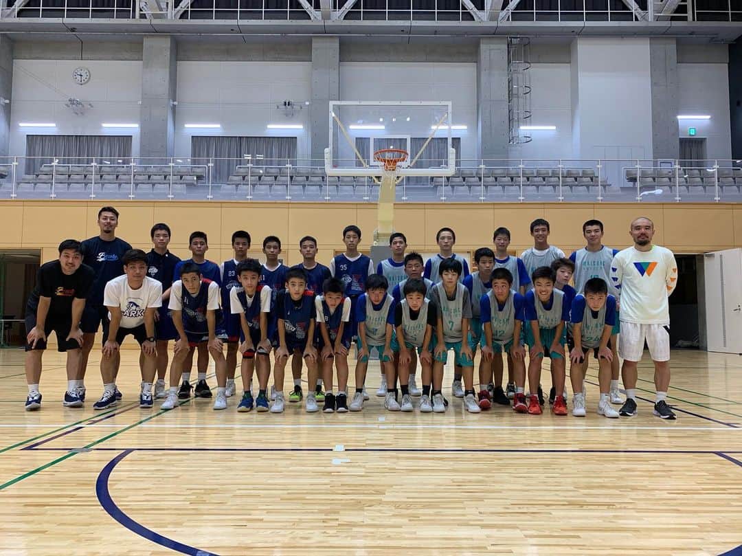 青木康平のインスタグラム：「今日県大会が終わりましたね！ もう引退した中学3年生の子達の挑戦をお待ちしてます！！ もちろん中学1年、2年生も！  女子は人数が集まれば活動始めます！  よろしくお願いします！ 【Watch&C クラブチームU-15男女のトライアウトを開催します‼️】 【日時】 🏀8月7日(水曜日) 【資格条件】 🏀中学校1年生〜中学校3年生(男女) 【場所】 🏀南区の中学校 (詳細は下記のメールアドレスからお問い合わせ下さい) 【時間】 🏀19:30〜21:30  今後のバスケ界はアンダーカテゴリーはクラブチーム化する動きです。 ただ福岡の現状としてはまだまだ部活文化でもあります。 クラブチームに入る事に躊躇される事も理解しています。 現在のルールではクラブと部活の掛け持ち大丈夫です。  Bリーグのユースチームもほとんどが部活と掛け持ちなのが現状です。  この現状を踏まえてWatch&Cのクラブチームでも掛け持ちをOKとします。 またクラブチームに入ったとしても部活を優先されても構いません。  このクラブチームを通じて子供達が次のステージに行くキッカケになればと思っています。  コーチも自身のプロ経験をもとに指導を行っています。 日本人が世界に勝つ為に必要な要素を、また小さい選手でも通用するスキル、またこの年代に必要なバスケットスキルや知識を学んで欲しいと思っています。 現在のバスケットは進化しています。 このクラブチームでは、チームの型にはめるのではなく、個性を活かすチーム作りをしています。コーチ陣も日々勉強をしながら子供達と一緒に成長して行きたいと思います。  是非この機会にトライアウトにチャレンジしてみてください！ 🏀お問い合わせは下記のメールアドレスから⬇️ watchandc092@yahoo.co.jp  沢山のチャレンジャーをお待ちしています！！！」