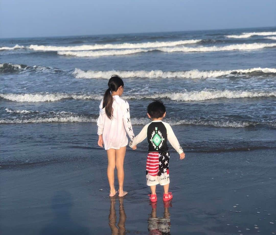 町田亜里香さんのインスタグラム写真 - (町田亜里香Instagram)「夏休み旅行♡ 九十九里浜での子供たち🐬💓 子供たちがカニやヤドカリ🦀を 見つけたり…砂浜で遊んだり❤︎ 自然を感じられたのは良かった😶 もうちょっと綺麗なら尚◎ . じゅきも去年かな？一昨年かな？ 怖がって入らなかったのに ノリノリで入っていったから🌊 成長を感じた( ´͈ ω `͈ )੭♡⃛ じゅなはいいおねぇちゃんで👀 二人のままになれてよかった🥰 . . #作田海水浴場 #九十九里浜  #九十九里浜海岸 #海の音 #海  #夏休み旅行 #旅行 #夏休み  #小学生ママ #10歳女の子  #4歳 #4歳男の子 #男の子ママ  #姉弟 #姉弟ママ #ママ #mama」7月31日 23時11分 - ari_gram_111