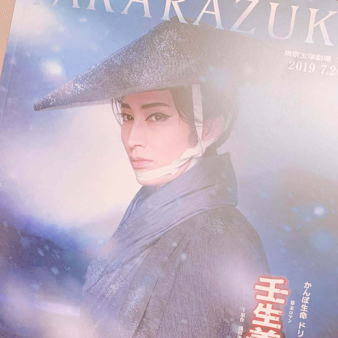 酒向杏奈さんのインスタグラム写真 - (酒向杏奈Instagram)「. 雪組観劇✨それはそれは感激💦 . 来月から日本を離れるので、babyを保育士だった親戚に預かってもらいビュンっと行ってきました💨 . だいもんさんのあぁいう役好きだなぁ〜 , 華やかさではなく芝居だけで魅せるという日本物は、雪組全体の良さがとっても生かされるように感じます。 . 皆さんそれぞれが役を全うすることにより、"心が洗われる作品"が間違いなく生まれていました✨ . ショーを観ていて思ったのですが それぞれの生き様や心意気が舞台には如実に表れるなと。 . 輝く皆んなを観ていて、どれだけ真剣に"自分と向き合ってきたか"が大切なのだと教えてもらいました。 . その積み重ねが"輝きの濃さ"になるのですね。 . そして、我が同期・にわにわ(奏乃)が組長に就任しました。 . 予科生の頃から「名脇役になりたいです‼️」と言っていた彼女。 夢をどんどん叶えていってるね。本当におめでとう✨ . タカラヅカ・スカイ・ステージが海外でも観られるか真剣に調べてしまいました💦やはり 海外での視聴はできませんでした。。 ガーン(o_o) . #宝塚観劇 #雪組 #壬生義士伝 #MusicRevolution! #望海風斗 #真彩希帆 #85期 #奏乃はると #舞咲りん #酒向杏奈ブログにて♪」7月31日 23時12分 - annacotta715