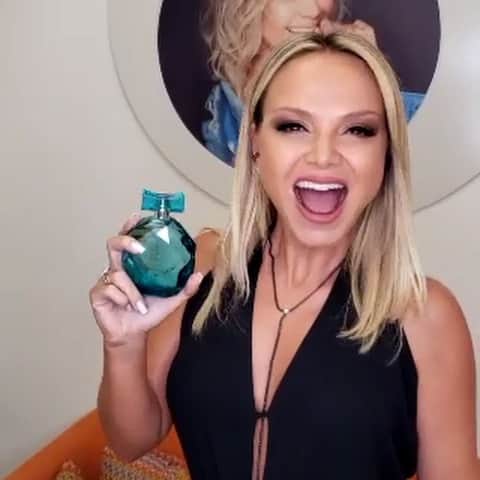 Eliana Michaelichin Bezerraのインスタグラム：「Uma nova paixão, meu perfume “Eliana Turmalina”. Pra vcs que gostaram do “Eliana Cristal”, preparem os sentidos para esta maravilhosa fragrância. Fale com uma consultora @Jequiti, peça o seu e depois me conta. Tá? #jequiti #elianaturmalina #perfumedasestrelas #jequiti #sonhaqueda #eliana #lancamento #novidade #perfume #parfum」