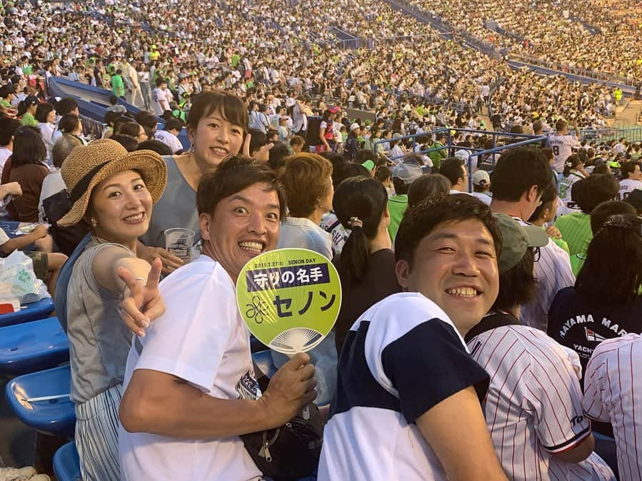 小椿希美のインスタグラム：「・ 東京で過ごしたオフでは、 桑子ちゃんや NHKのお仲間のみなさんと 神宮球場に野球観戦も 行きました☻ 当日券完売の満席のスタンド！！ 試合は、広島の勝利で 広島は驚異の8連勝✨ 広島に祖父母がいる私と 前任地がNHK広島局の 桑子ちゃんにとって嬉しい 試合展開になりました♫ ・ そして神宮球場は懐かしの場所。 大学生の時、 当時球場と同じ駅にあった アナウンサースクールに 通っていて。 お腹から声を出す練習と 人前で話す度胸をつけたくて 神宮球場のビールの売り子さんを していました🍻 汗だくで夢を追いかけていた 自分を少し思い出した 不思議な感覚です。 ・ こうして夢を叶えて 神宮球場でお仕事の 仲間と野球を見ていること 汗だくで不安で必死だった 私に伝えてあげたい☺️ ・ 東京2020とアナウンサーに なる前の時間 未来と過去に触れた 充実したオフになりました。 ・ #野球観戦#神宮球場#東京ヤクルトスワローズ #プロ野球#セリーグ#ライトスタンド#外野席 #広島カープ#8連勝#ビール #🍻#ビールの売り子#テレビ朝日アスク#アナウンサー」