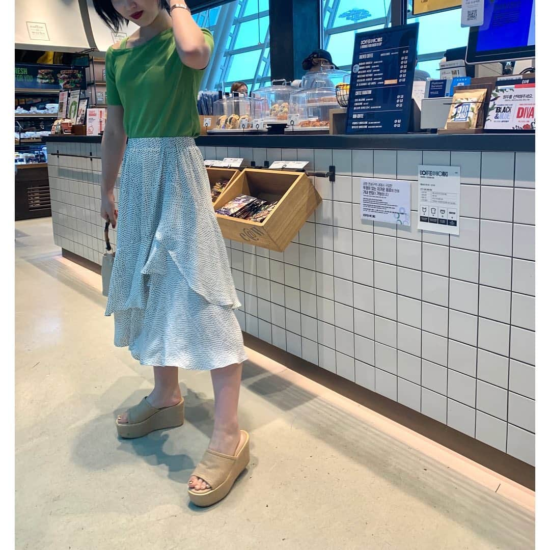 芦田美歩さんのインスタグラム写真 - (芦田美歩Instagram)「.﻿ .﻿ .﻿ 韓国最終日🇰🇷﻿ ﻿ 空港でゆっくりするのが好きだから朝から仁川空港に向かってランチを食べたりショッピングをしたり〜♪﻿ ﻿ そんな私のお洋服は全身韓国でゲットしたもの💓﻿ ﻿ ピスタチオカラーに惹かれたトップスは約1200円﻿ ふりふりスカートは約2000円﻿ 夏素材な厚底サンダルは約2800円﻿ バンブーな取っ手が可愛いバッグは約1900円﻿ ﻿ あ〜さすが韓国や〜🥰🥰🥰﻿ ﻿ 購入品はそのうち載せます👍🏻﻿ ﻿ そういえば！！！﻿ ﻿ 韓国専用のアカウントも作ってみたのでこちらも是非フォローして頂けると嬉しいですっ✈️🇰🇷﻿ @zense_wa_kankokuzin ﻿ .﻿ .﻿ .﻿ #韓国 #韓国🇰🇷 #韓国旅行 #韓国ひとり旅 #韓国情報 #Korea #ソウル #Seoul #韓国好きな人と繋がりたい #韓国好きな人と仲良くなりたい #韓国好き #韓国マニア #한국 #한국여행 #한국너무좋아해 #韓国大好き #韓国旅行記 #韓国女子 #韓国ショッピング #韓国購入品 #韓国料理 #韓国グルメ #韓国ごはん #韓国カフェ #韓国ファッション #韓国購入品 #韓国コーディネート #한국패션 #mifuの韓国旅」7月31日 23時27分 - a.mifu_cial