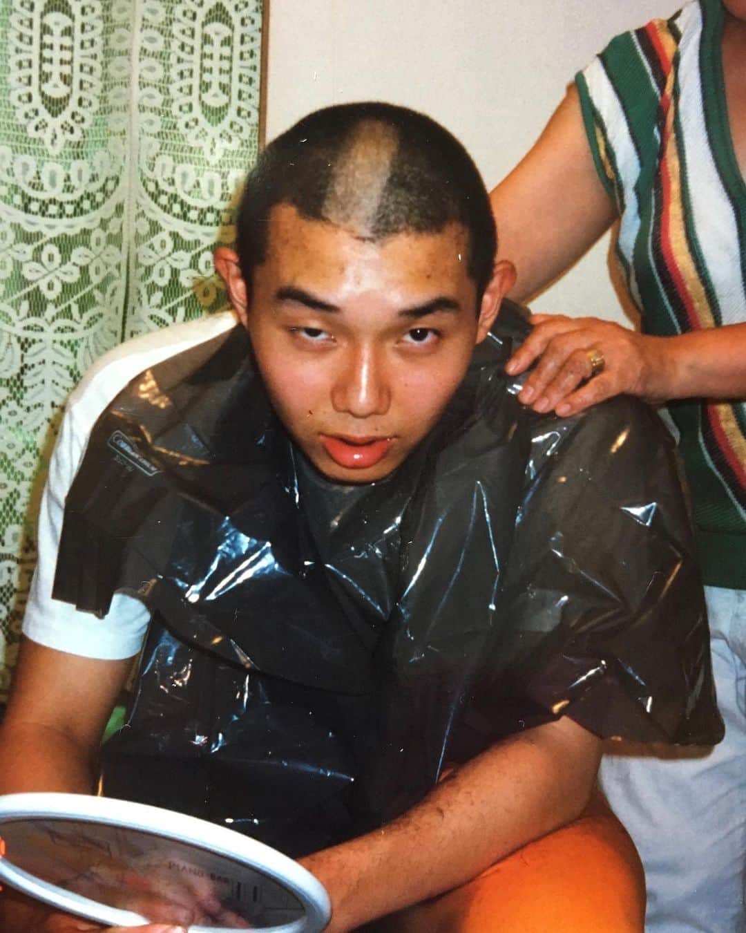 そうすけのインスタグラム：「高校時代の写真  練習遅くまでやって帰って来て疲れた状態でボ〜としてて、バリカンのゲタを付け忘れて結構な距離を刈ってしまい すげー不貞腐れてる顔だ  母ちゃんは、横で励ましてくれていたが こっちはハゲましちゃったよ…  ガンバレ高校球児！  #帝京高校 #野球部 #遅い時間まで練習 #このバリカン失敗時は夜の12時くらい #バリカン #高校球児 #ちょっとした滑走路みたいになっちゃった #次の朝デカイ絆創膏を頭に貼って行った #先輩に大怪我したのかと心配される #結局全部剃った #ちょうどこの時期で夏休みに入るから良かった #この時からハゲる前兆 #そうすけ」