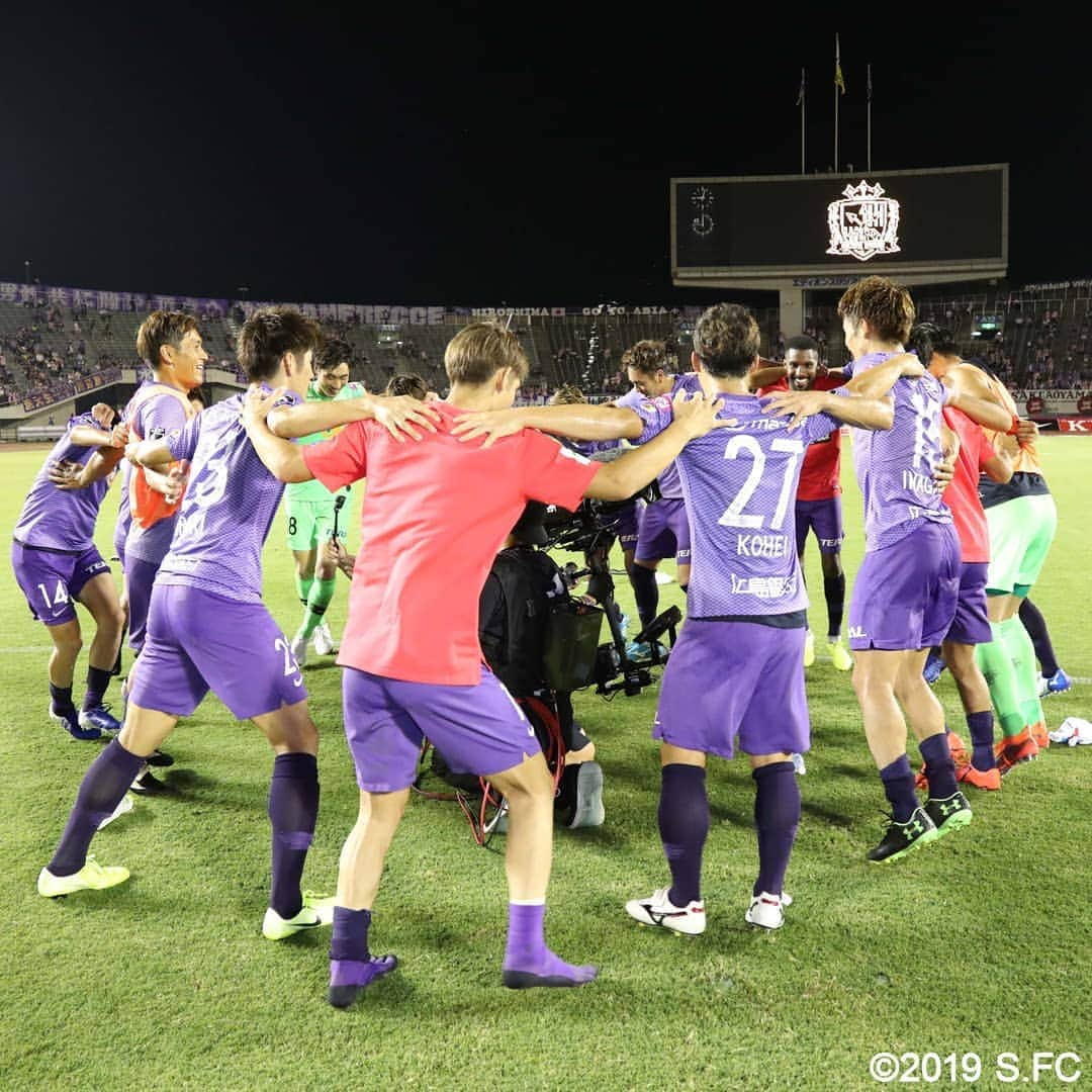 サンフレッチェ広島さんのインスタグラム写真 - (サンフレッチェ広島Instagram)「. ⚽明治安田生命J1リーグ第16節　試合結果⚽ サンフレッチェ広島　3-2　川崎フロンターレ 前半：2-0 後半：1-2 【得点者（広島のみ）】佐々木翔、ドウグラス・ヴィエイラ、荒木隼人  J王者・川崎Fを相手に勝利‼️ 平日ナイトゲームながらも、最後まで熱いご声援をありがとうございました😁  #佐々木翔 選手 #ドウグラスヴィエイラ 選手 #荒木隼人 選手 #城福浩 監督 #柏好文 選手 #清水航平 選手 #稲垣祥 選手 #森島司 選手 #松本泰志 選手 #大迫敬介 選手」7月31日 23時19分 - sanfrecce.official