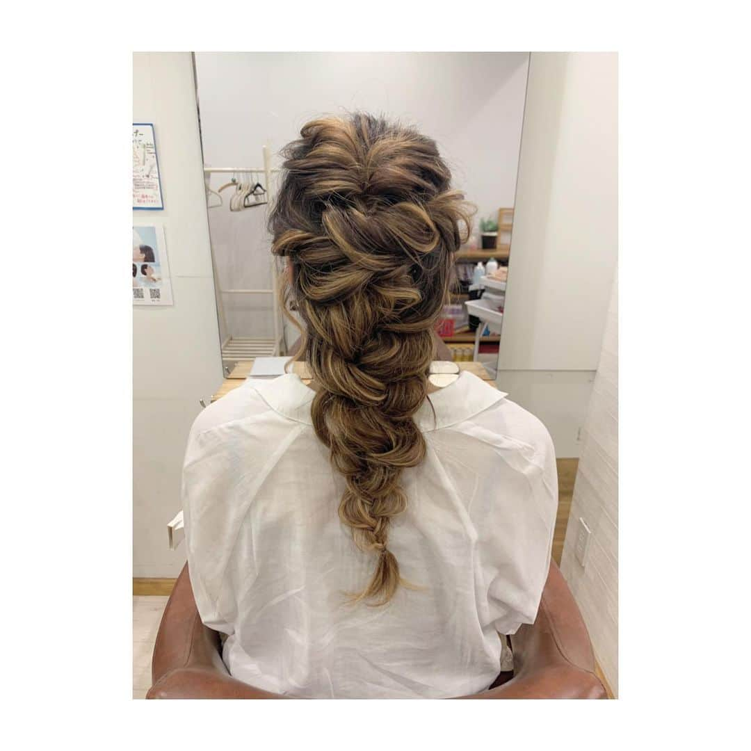 Dcolorさんのインスタグラム写真 - (DcolorInstagram)「✂︎ . #あみおろし  #ヘアアレンジ . #くるりんぱ  を使えばちょっと違った編みおろしヘアに✨ . @ako.dcolor . . #美容師 #麻布十番  #出張ヘアメイク #出張ブライダル  #ヘアメイク #ヘアセット #ヘアアレンジ #ヘアスタイル #ウェディング#ウェディングヘア #ブライダル#ブライダルヘア #結婚式#プレ花嫁#花嫁 #結婚式準備 #ウェディングドレス #bridal #wedding #挙式 #ブライダルヘアメイク #mywork #weddinghair  #ヘアカラー」7月31日 23時25分 - hairdcolor