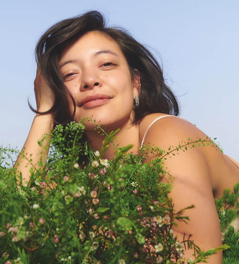 ナオミ・シマダのインスタグラム：「sprouting 🌱🌱 for @harrodsbeauty」