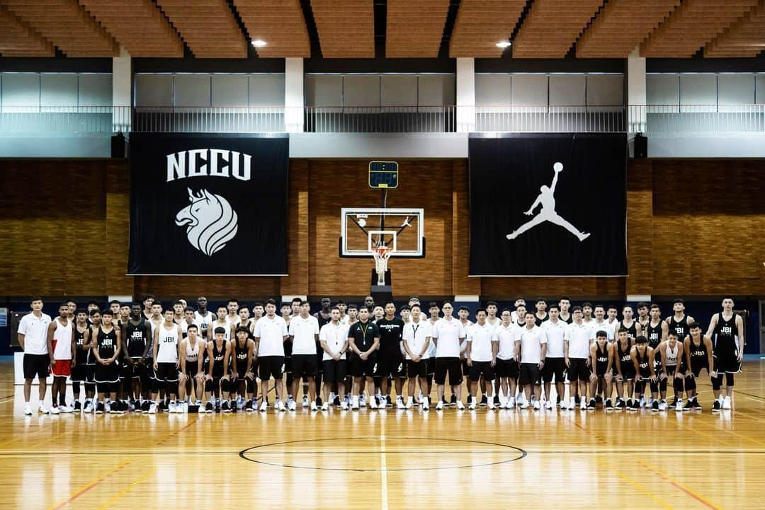 陳建州さんのインスタグラム写真 - (陳建州Instagram)「謝謝Jordan Brand 的邀請 .今天跟很多新生代的球員在訓練營中交流! 看見他們的專注投入在籃球上⋯ 也更堅定我的決心 ，必須踏著更堅定的步伐,無論場上場下 讓我們一起為籃球奮戰 ⋯  #主宰全場 @jumpman23  @jordanclassic #自己的籃球自己救」7月31日 23時28分 - blackielovelife