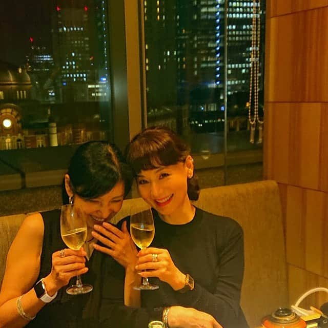 大地真央さんのインスタグラム写真 - (大地真央Instagram)「久しぶりにしょうこと 食べて🥢飲んで🍾🥂昔話で大笑い🤣 #久しぶり #ひつまぶし名古屋備長丸ビル店 #美味しい #森田恭通デザイン #東京駅 #夜景 🌃 #黒木瞳 #大地真央 #MAODAICHI」7月31日 23時29分 - daichimao_official