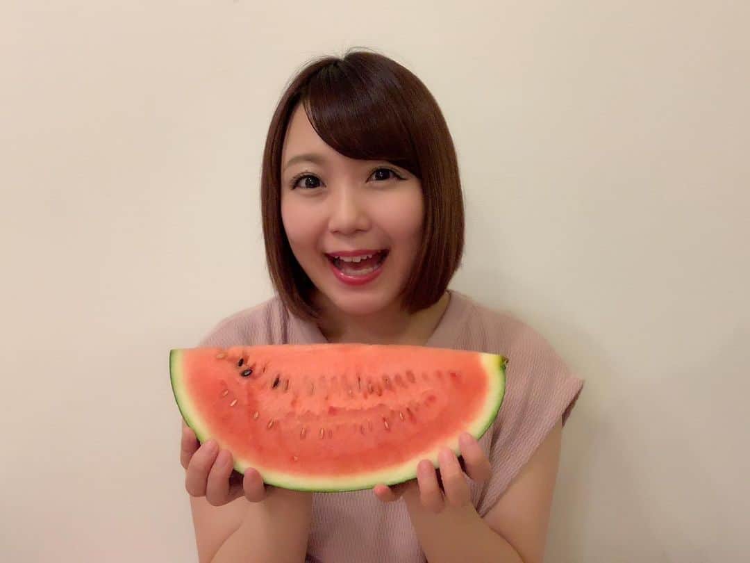 嶋梨夏さんのインスタグラム写真 - (嶋梨夏Instagram)「7月最終日！スイカが食べたくて仕方なかったのにこのサイズしか売ってなかったから、買っちゃった😋💓甘くて美味しい🥺💓💓幸せ〜🍉🍉🍉 #7月最終日 #スイカ #watermelon #夏 #summer #fruit #sweets #スイーツ女子 #アラサー女子 #フルーツ好き #ショートボブ #milkfed #photooftheday #JAPAN #japanesefruit #japanesegirl #avex #avexmanagement #instagood #followme #極度の甘党 #ricashima #嶋梨夏」7月31日 23時29分 - shimarica_jp