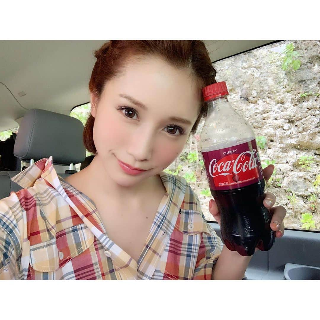 小島みなみさんのインスタグラム写真 - (小島みなみInstagram)「. . 夏ってコーラばっかり 飲んじゃうなぁ🍒 . . . #でこみな #おでこ全開 #チェリー味を見つけて買ってみた #いつもの味がやっぱ一番だと思う」7月31日 23時29分 - kojima_minami_373