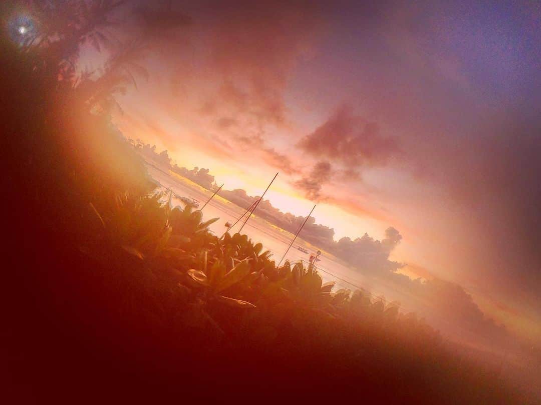 SUGIZOさんのインスタグラム写真 - (SUGIZOInstagram)「逃避行。喧騒を逃れた憩いの時間。愛しの海。。。」7月31日 23時30分 - sugizo_official