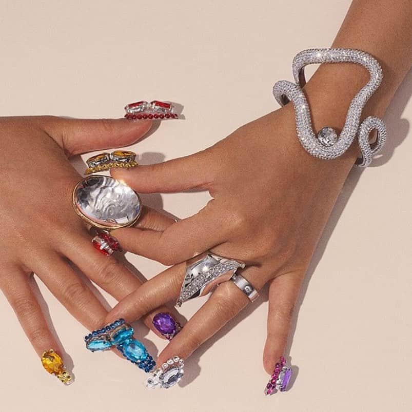 Mei Kawajiriさんのインスタグラム写真 - (Mei KawajiriInstagram)「Gem nails are best friend not diamond ✨💅🏻💎 #nailsbymei for @interview_de , photographer @theresealdgard , stylist @lisahnguyen , handmodel @stephhyang」7月31日 23時30分 - nailsbymei