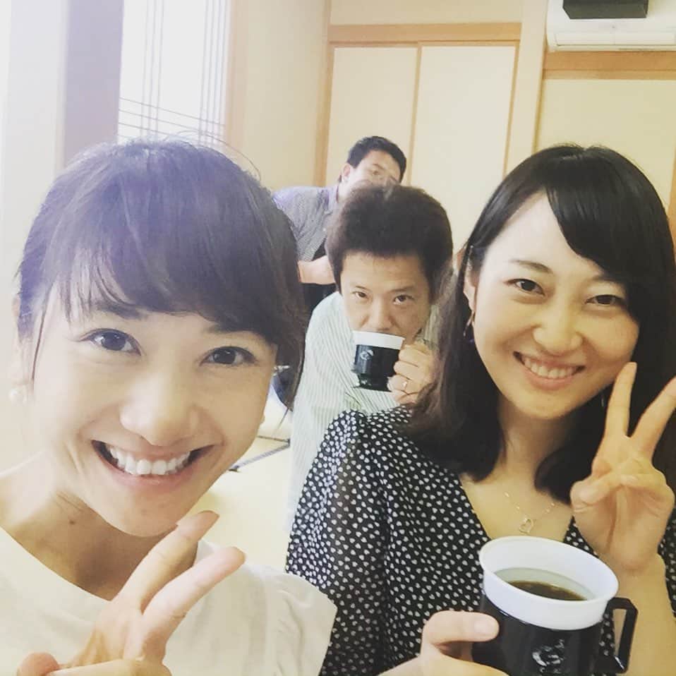 のインスタグラム：「. 急にどうしたんですか。  たとえ殺伐とした現場でも  いつもあたたかくて優しいオーラを放ってくださっていて  中継、撮影、編集、スタジオカメラ  いっぱいお世話になりました。  一緒に仕事をしていても  私は全く先輩のせっかちな性格に気づかなくて  私の方がせっかち過ぎて、  特に編集のときは、 「インサート終わりました？」 「これ入れてください。」 「やっぱりここはこっちで！」 「ここのタイミングが…あ、はいそこで！」 「先にBGM取り込んでもいいですかー？？」 . . 次から次へとお願いしても  全く嫌な顔しないで  むしろ優しく対応してくださいました。  先輩を上回るせっかち過ぎる後輩でごめんなさい。  せっかちは良くないですね。  急いでも  得することばかりじゃない。  私も改めます。  可愛い娘たちをおいていくつもりなんて  全くなかったですよね。  あまりにも急で  悲しくて悔しくて  以前のように  どうしたんですかー！！ って言わせて欲しいです。  いっぱいありがとうございましたって  言わせて欲しいです。  スタジオでもいつも目で応援してくださっていて いっぱい助けていただきました。  お茶目なところに救われました。  会いに行きたかったです。  遠方からになりますが  心よりご冥福をお祈りいたします。 . . . ※写真は「旅サラダ」のアオリイカ中継の思い出より」