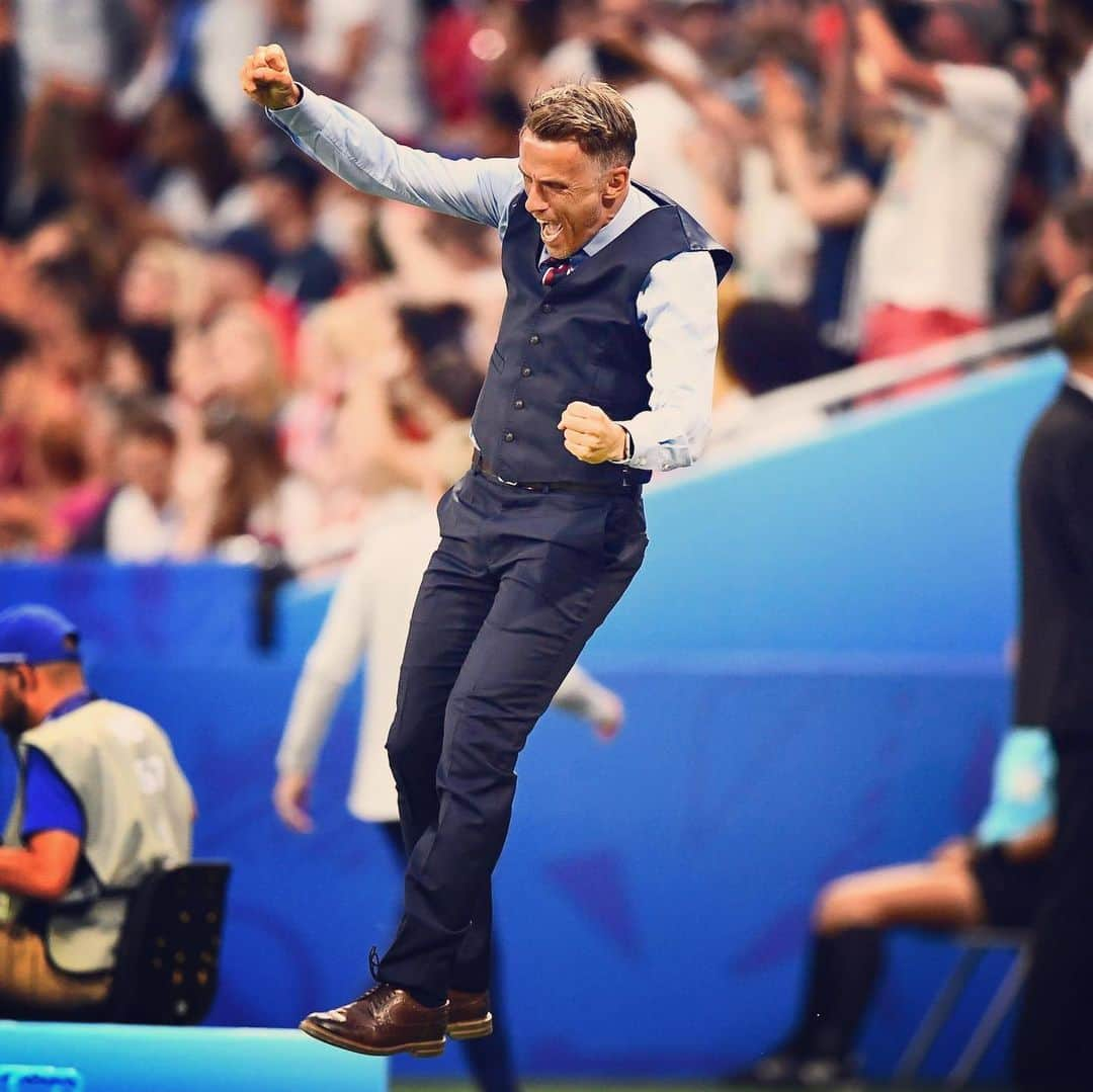 サッカー イングランド代表チームさんのインスタグラム写真 - (サッカー イングランド代表チームInstagram)「Sliding (or jumping) into #TheBest nominations! 🙌」7月31日 23時39分 - england